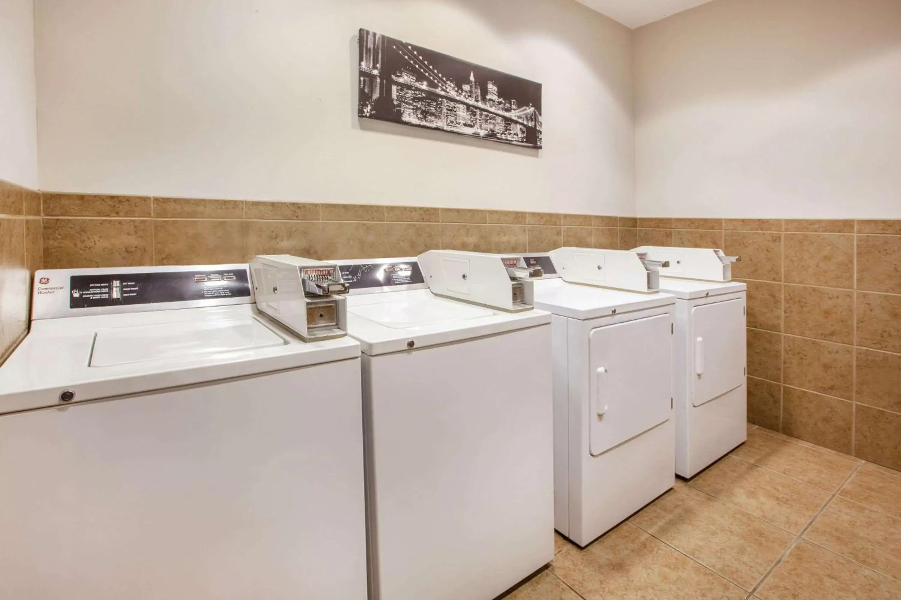 On site, Kitchen/Kitchenette in La Quinta by Wyndham Cincinnati Airport Florence