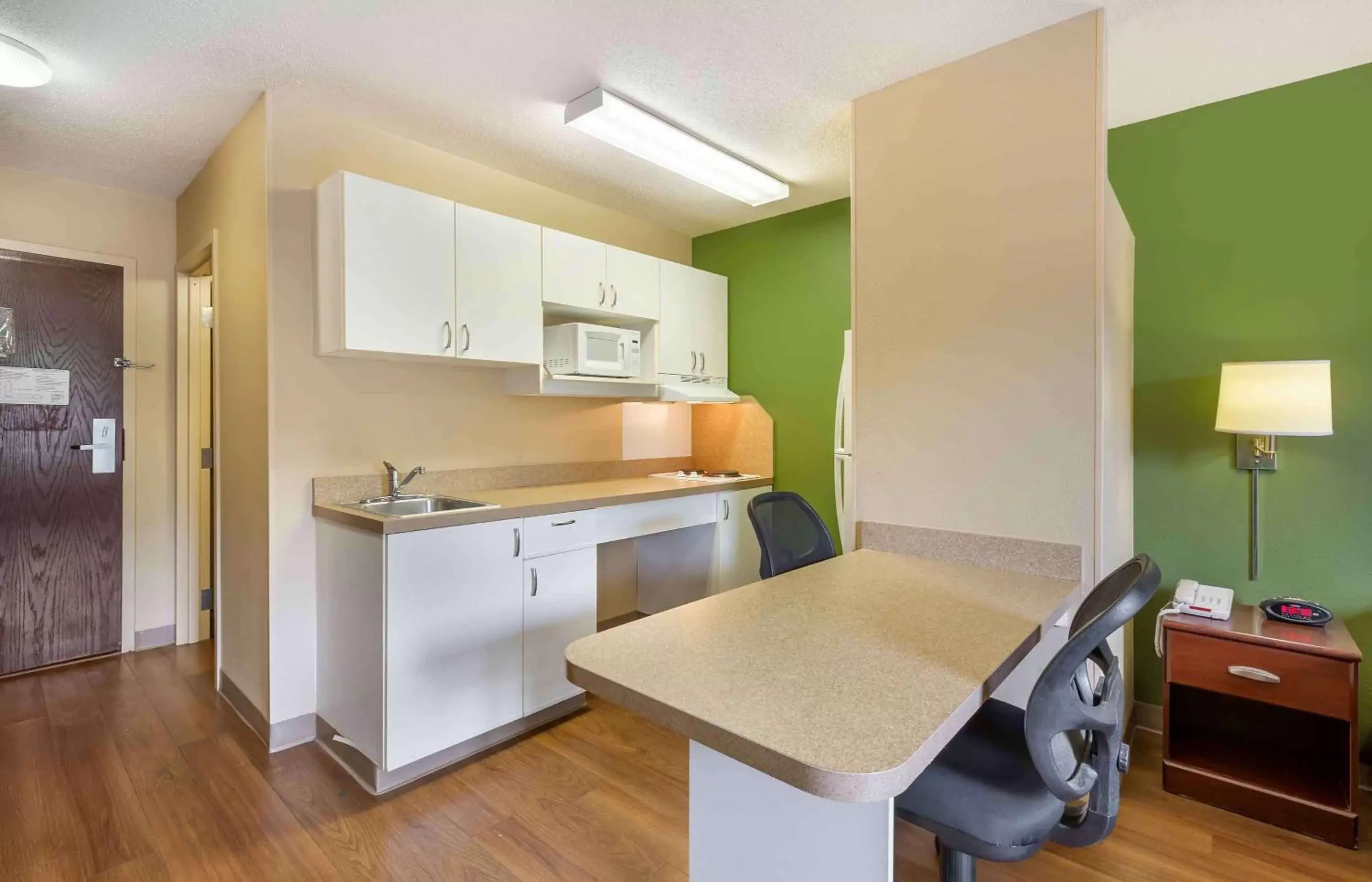 Bedroom, Kitchen/Kitchenette in Extended Stay America Select Suites - Chicago - Naperville - West