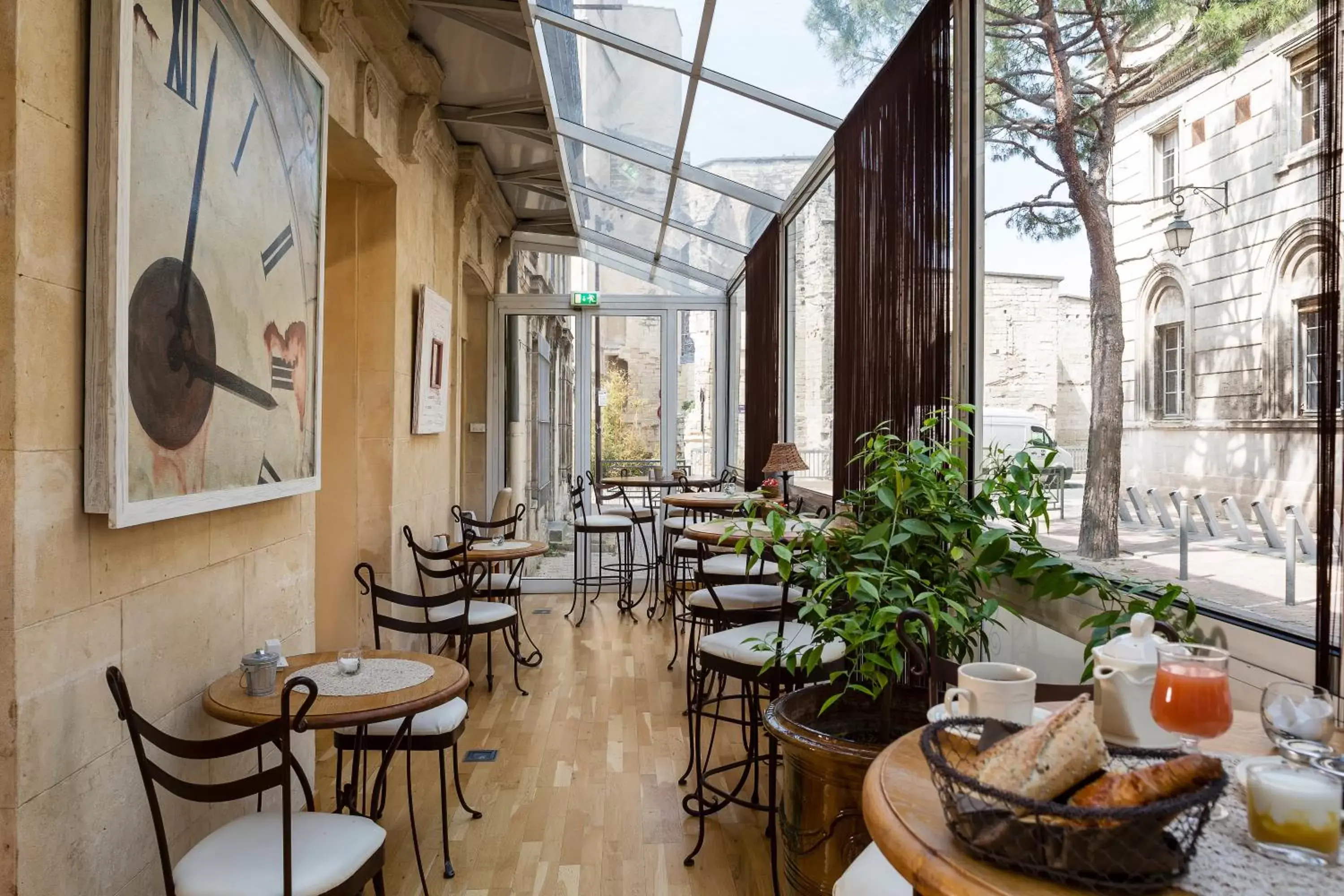 Restaurant/Places to Eat in Hôtel de l'Horloge