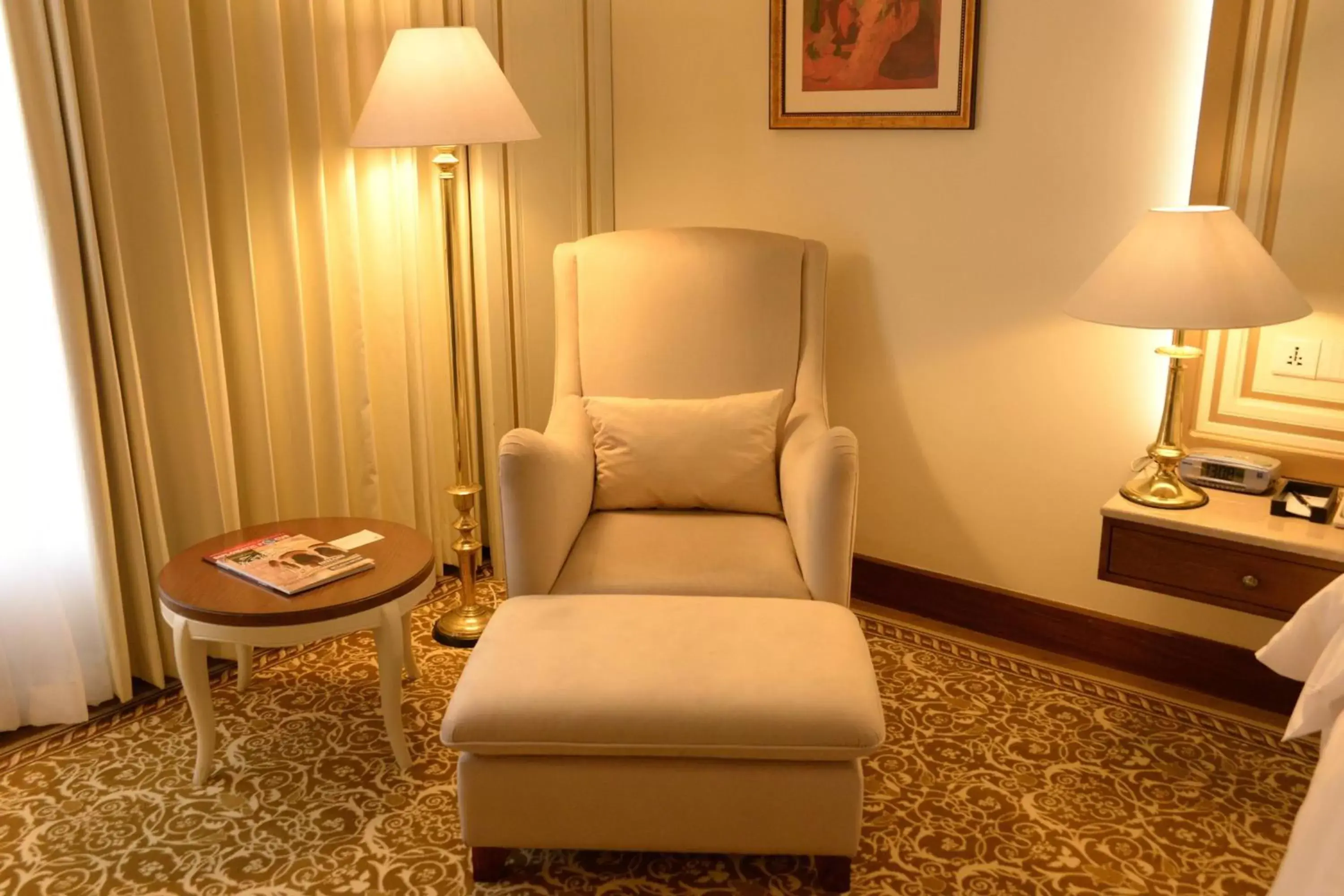 Photo of the whole room, Seating Area in Karachi Marriott Hotel