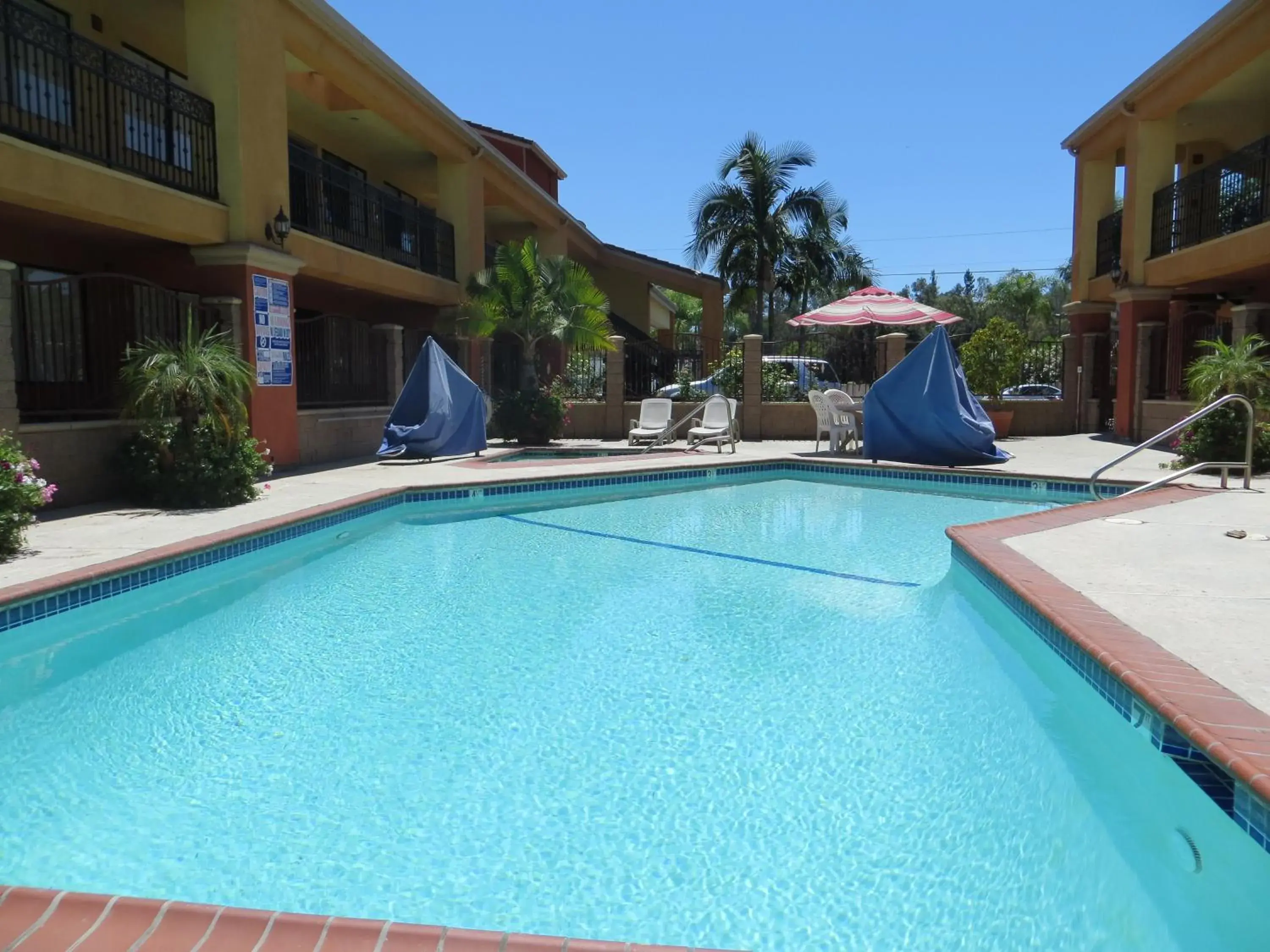 Swimming Pool in Azusa Inn