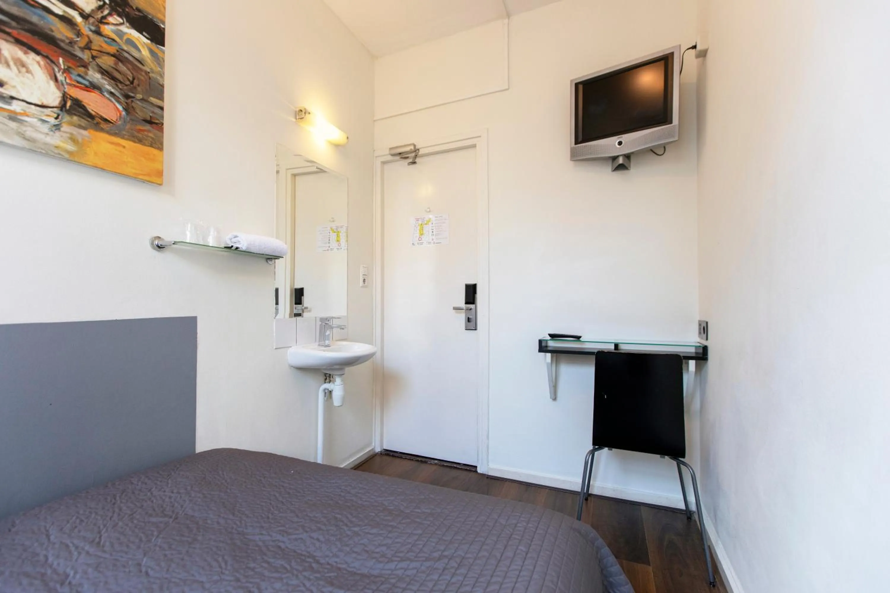 TV and multimedia, Bed in Quentin Arrive Hotel