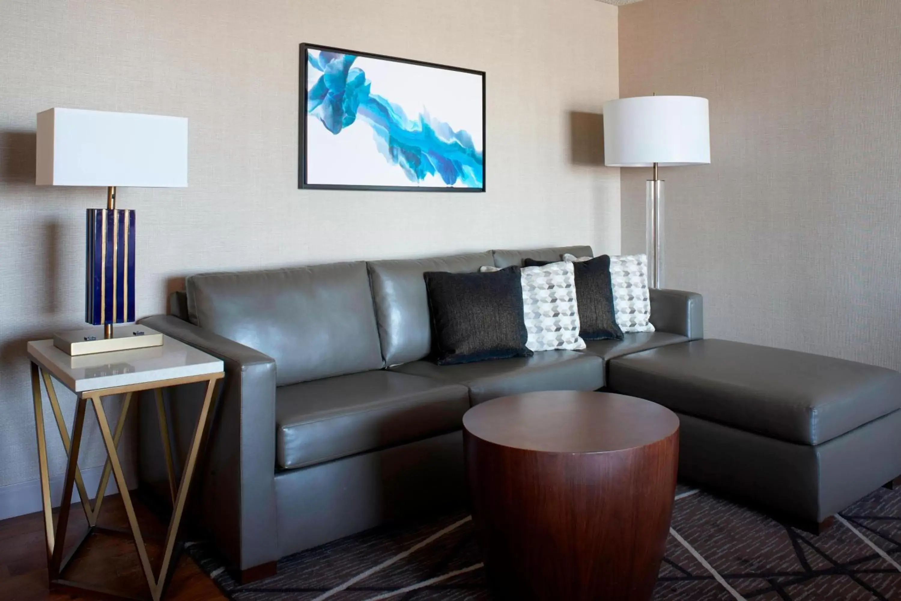 Living room, Seating Area in Kansas City Airport Marriott