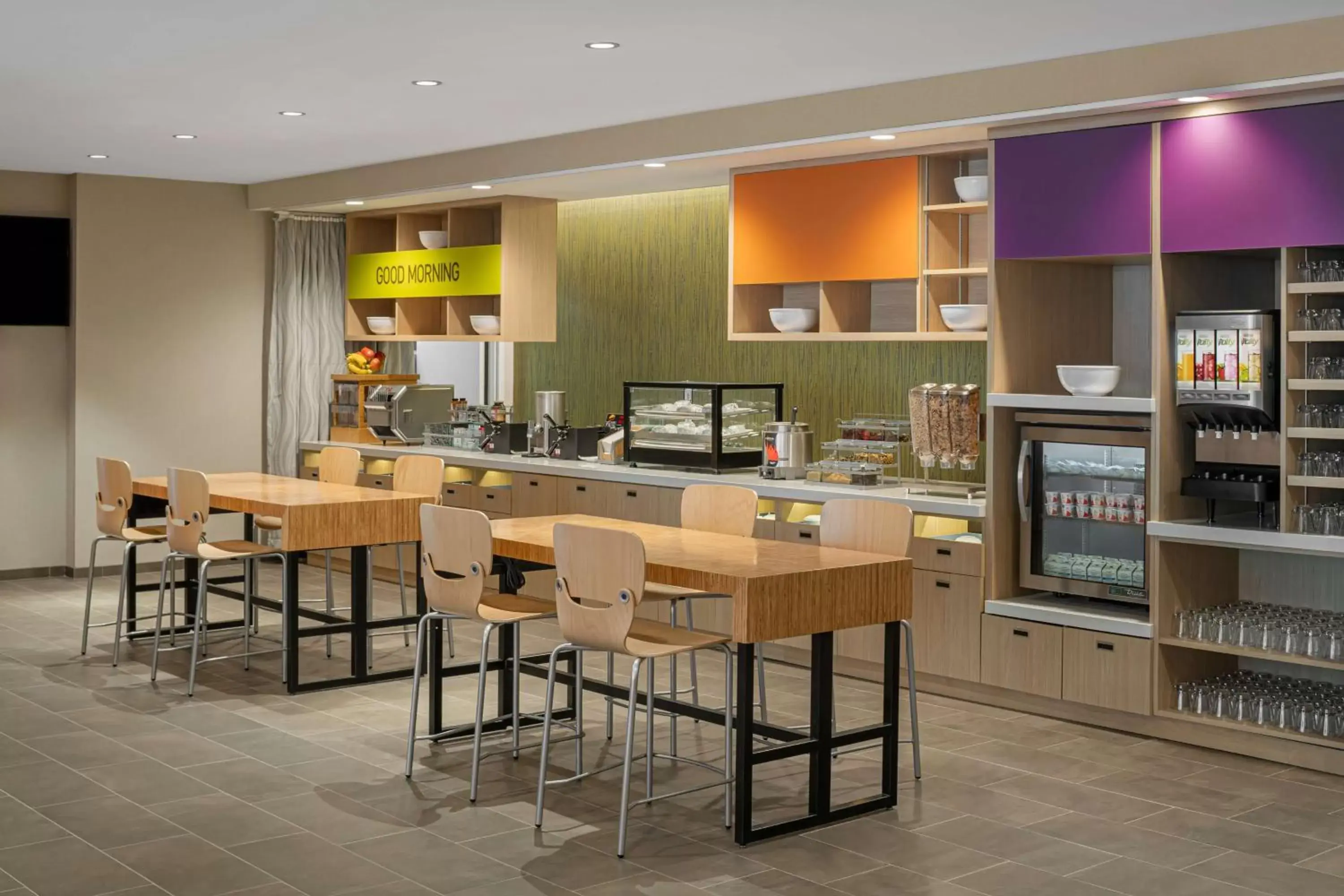 Breakfast in Home2 Suites by Hilton Des Moines at Drake University Breakfast in Home2 Suites by Hilton Des Moines at Drake University