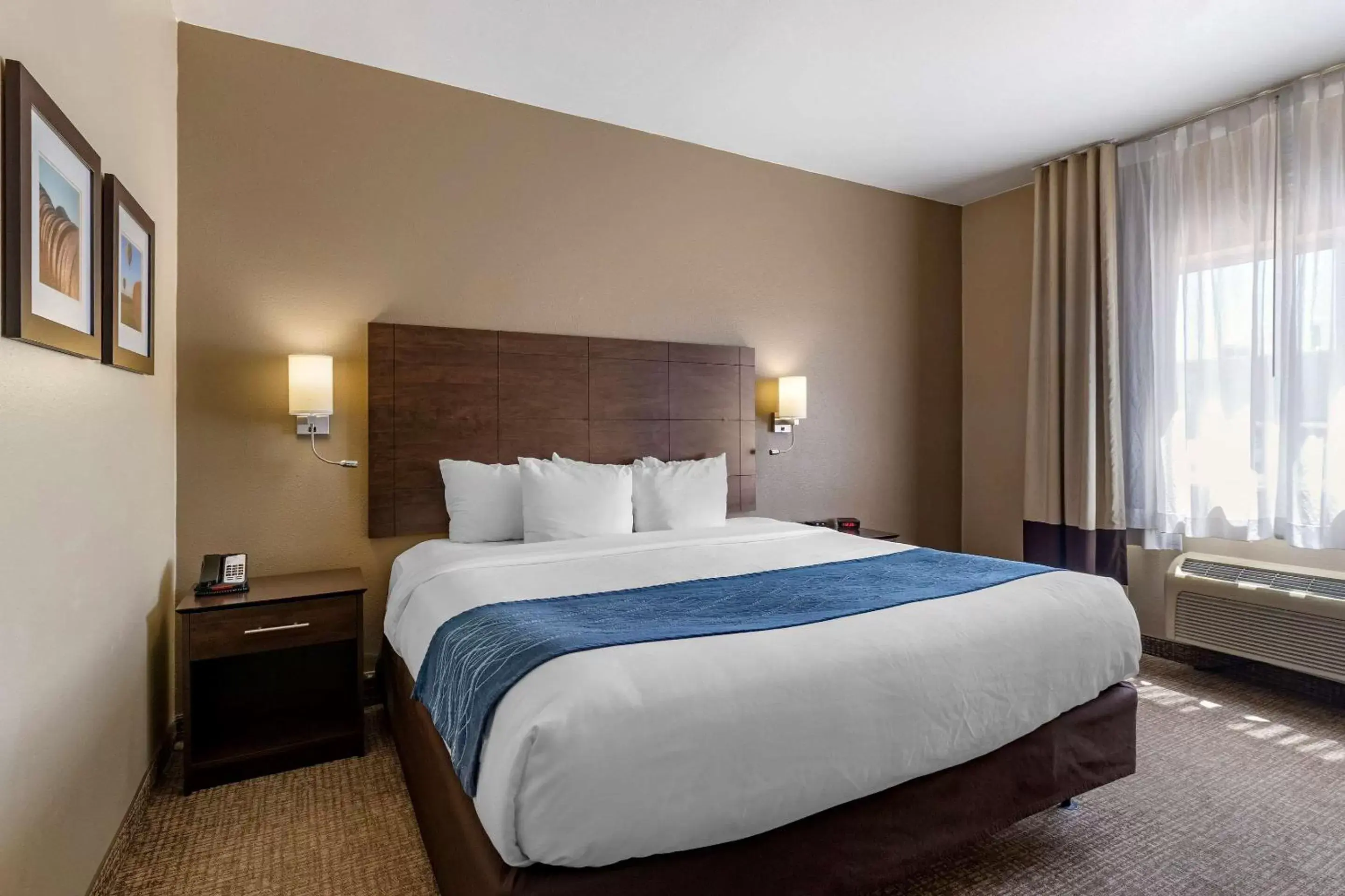 Bedroom, Bed in Comfort Inn & Suites Waterloo – Cedar Falls