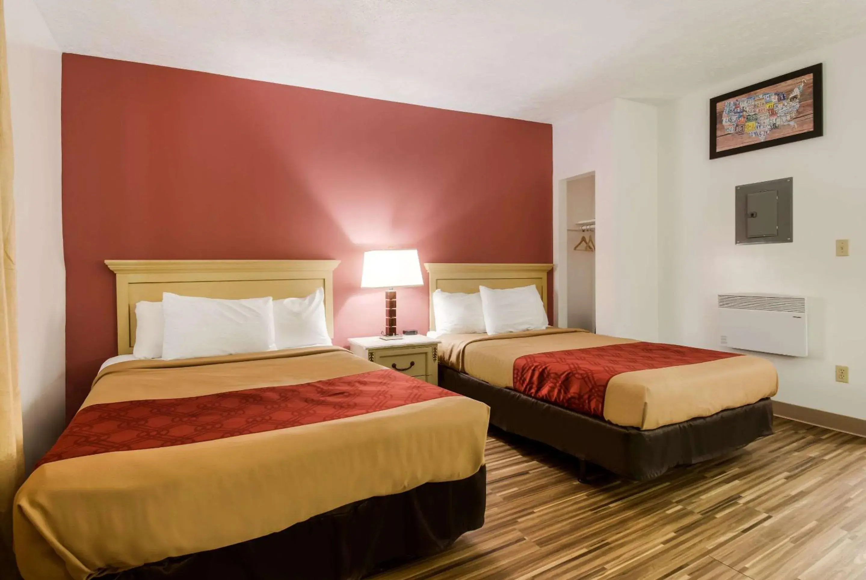 Photo of the whole room, Bed in Econo Lodge Inn & Suites Pocono near Lake Harmony