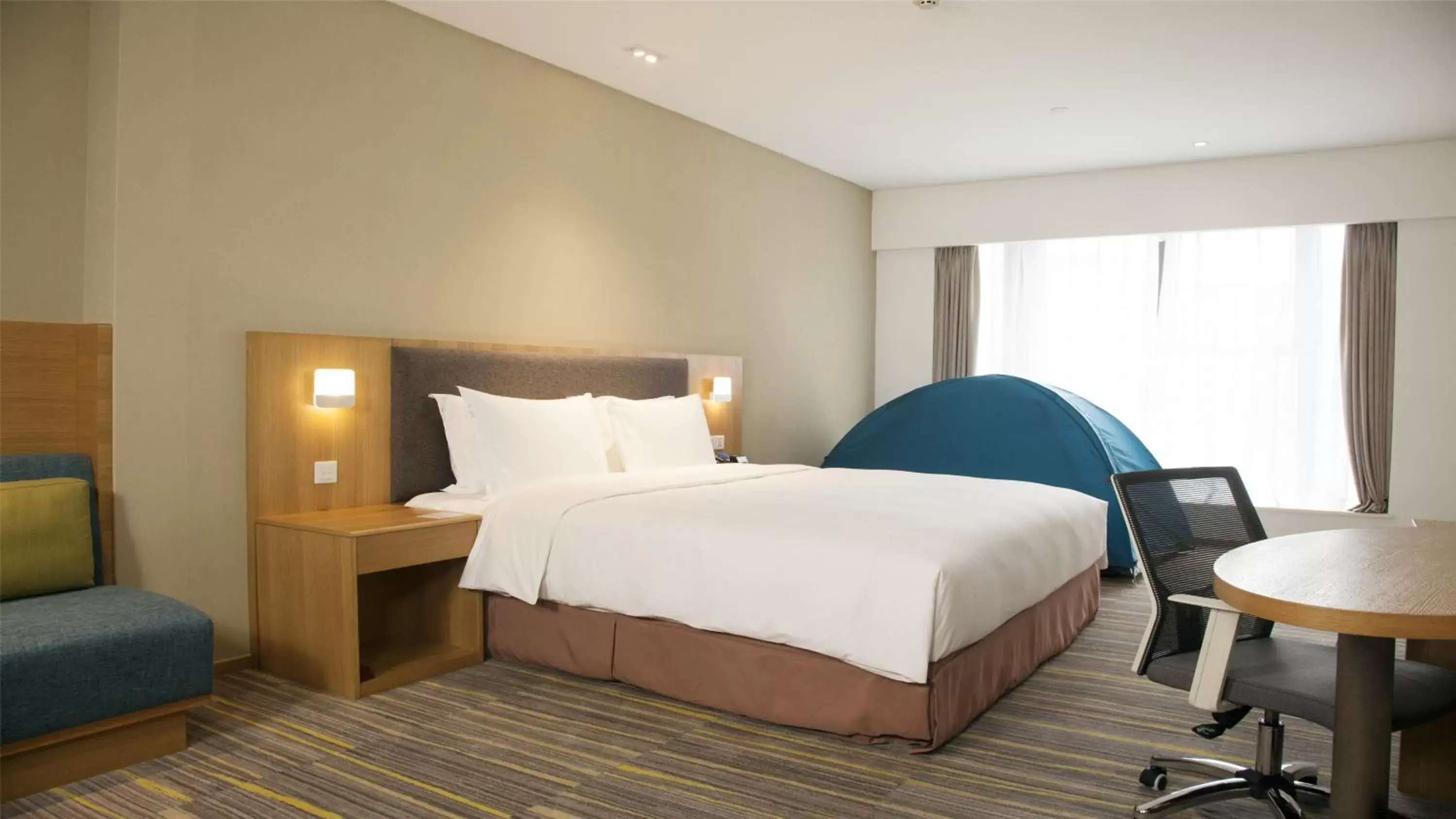 Photo of the whole room, Bed in Holiday Inn Express Chengdu Airport Zone(Chengdu Shuangliu International Airport Branch), an IHG Hotel