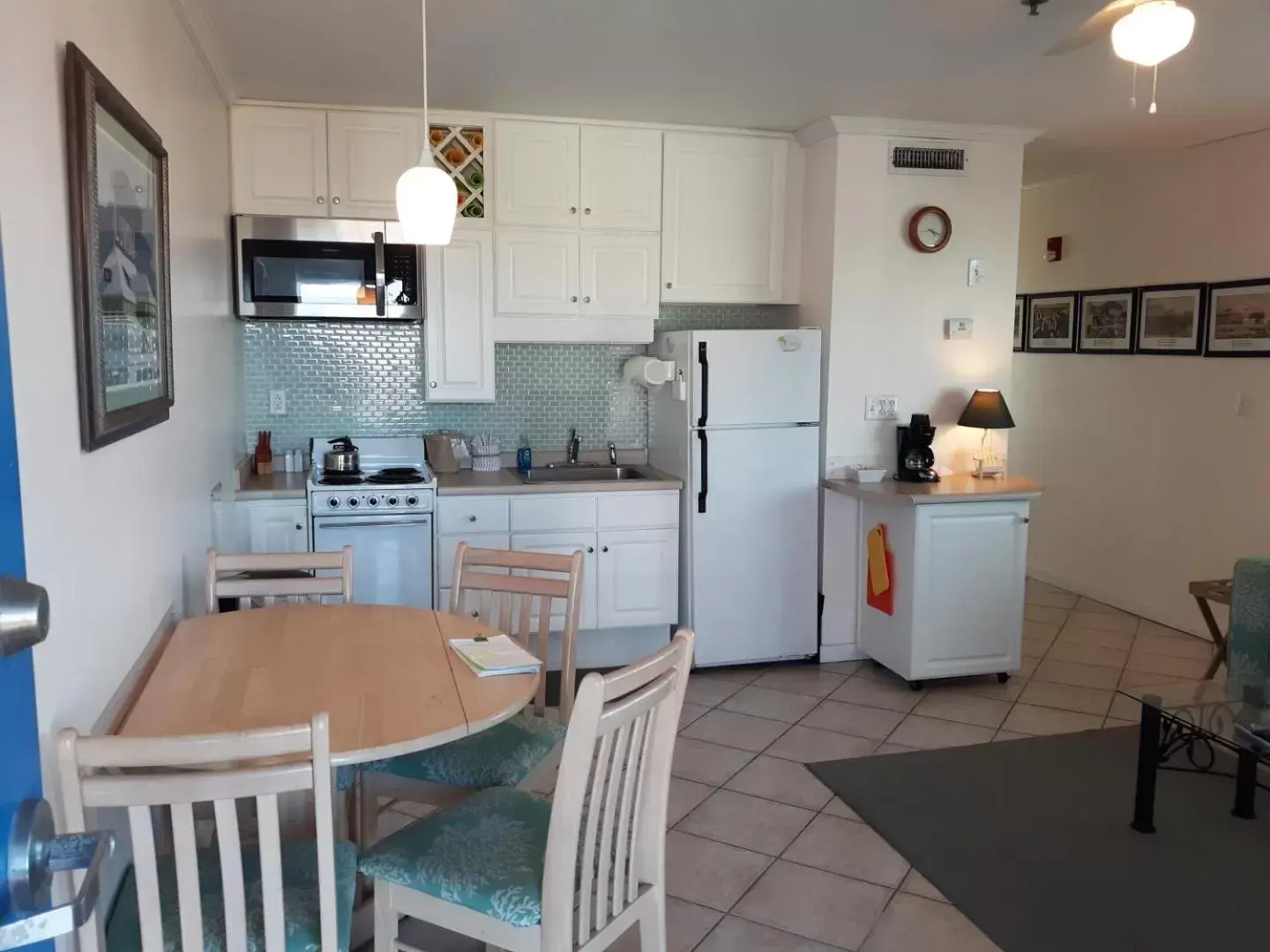 Kitchen or kitchenette in Sandpeddler Inn and Suites