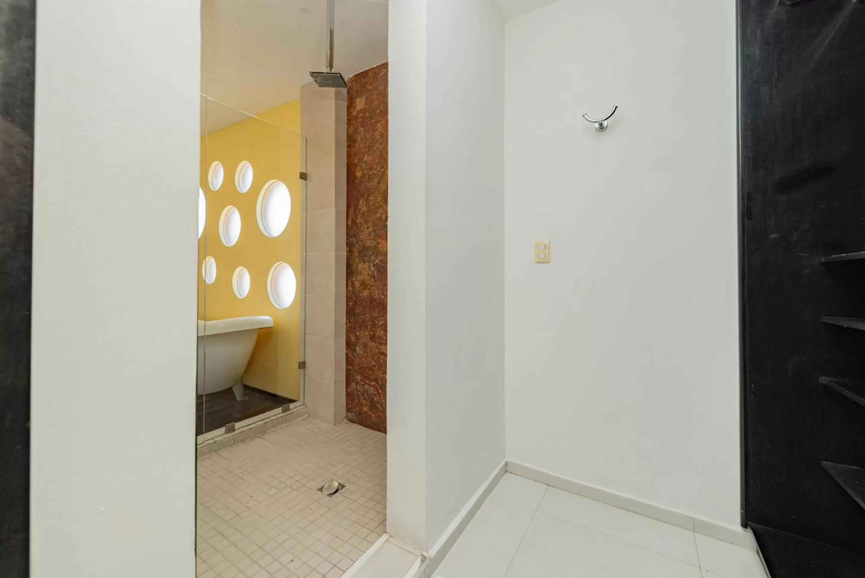 Shower, Bathroom in Hotel Cache