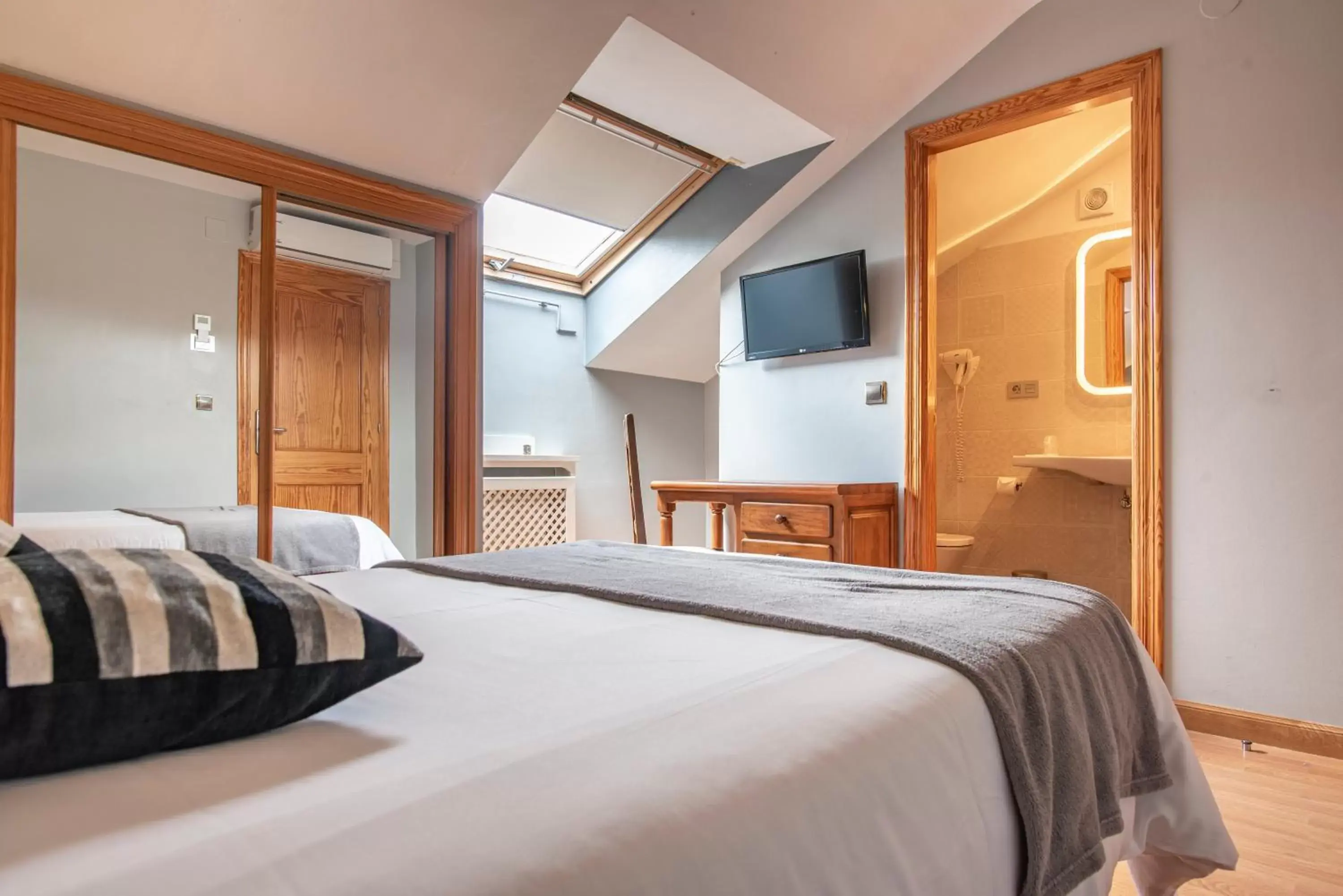 Economy Double Room in Hotel Santa Cruz Economy Double Room in Hotel Santa Cruz