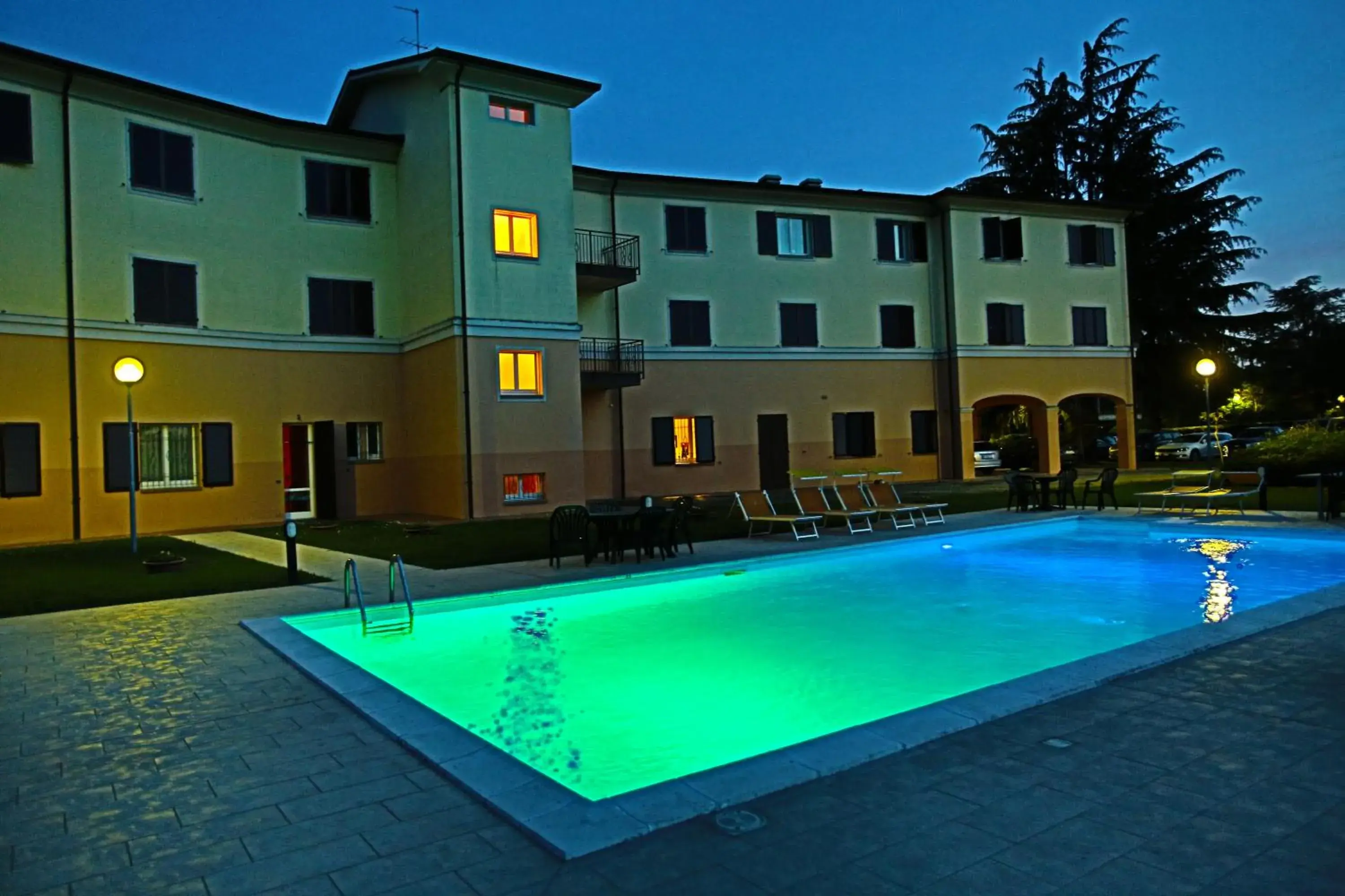 Swimming pool, Property Building in Hotel Le Ville
