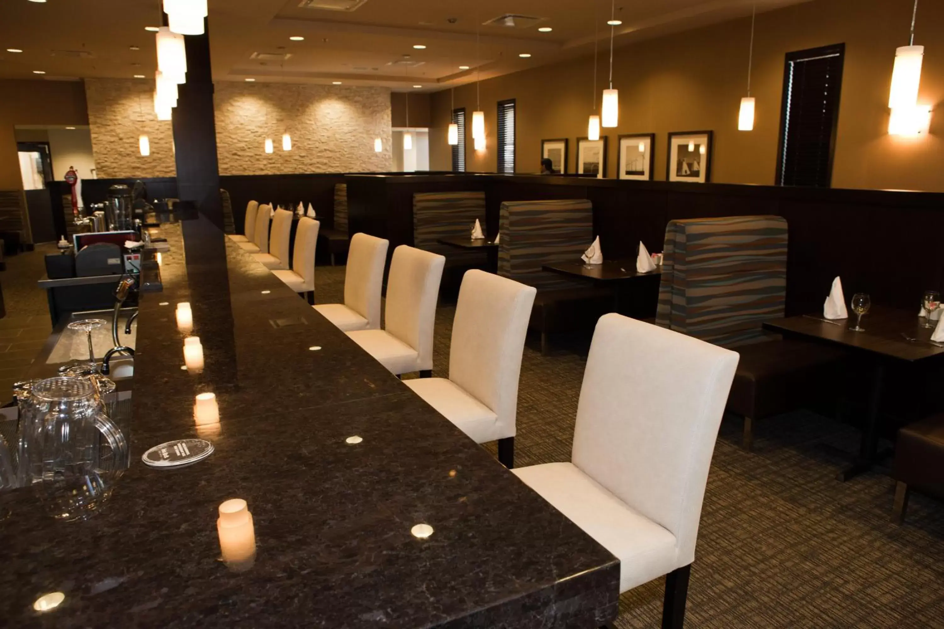 Lounge or bar, Restaurant/Places to Eat in Holiday Inn Hotel & Suites Red Deer, an IHG Hotel