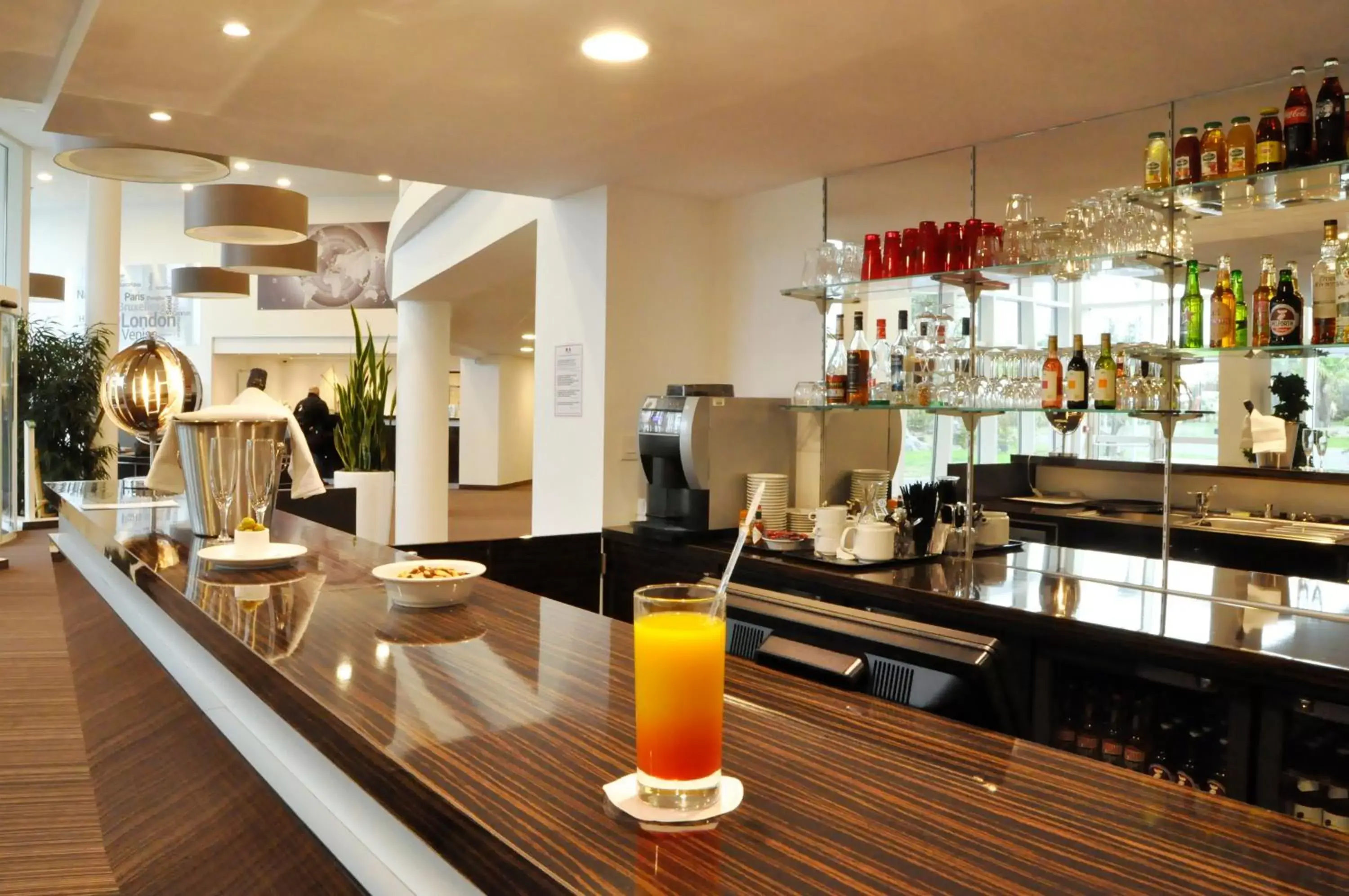 Lounge or bar, Restaurant/Places to Eat in Golden Tulip Nantes Carquefou Suite