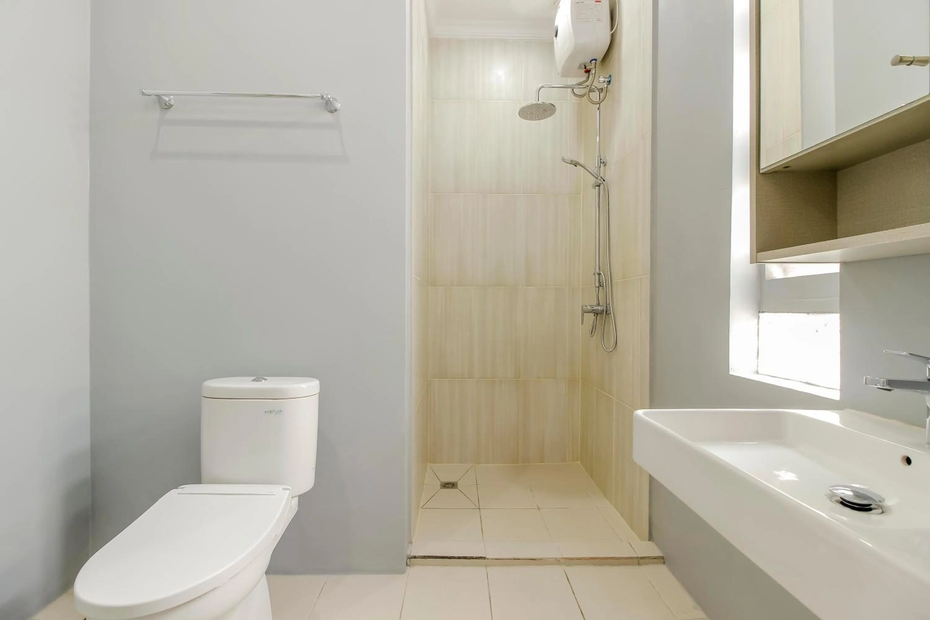 Bathroom in RedDoorz Plus @ Kwitang 2