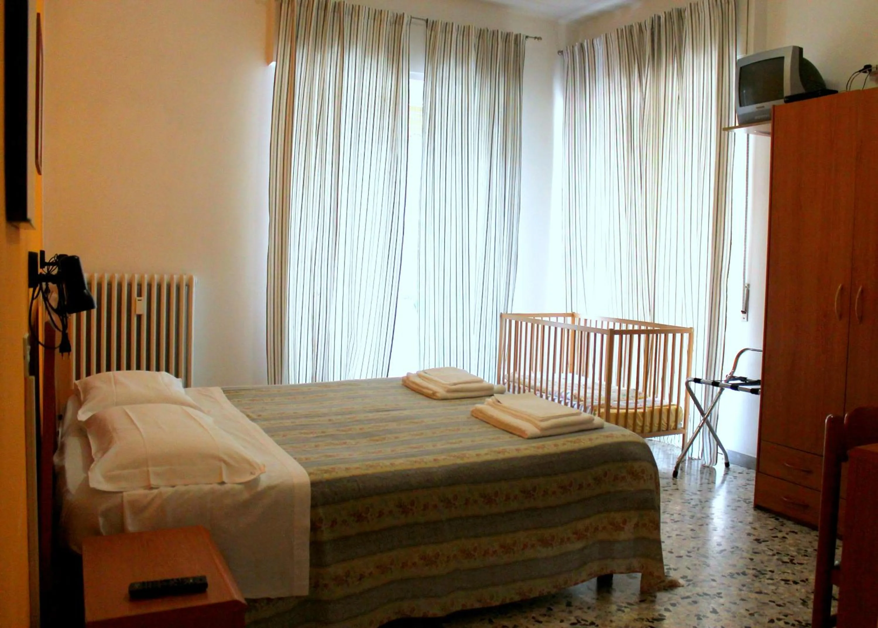 Day, Bed in Albergo Nella