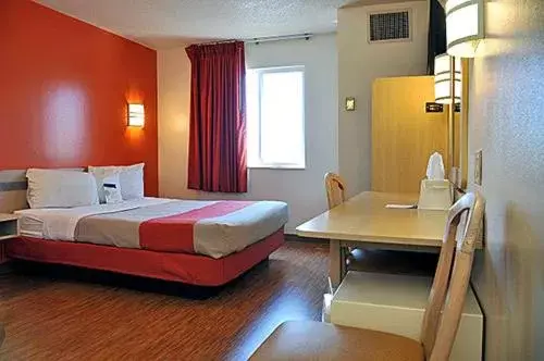 Bedroom, Bed in Motel 6-Milan, OH - Sandusky