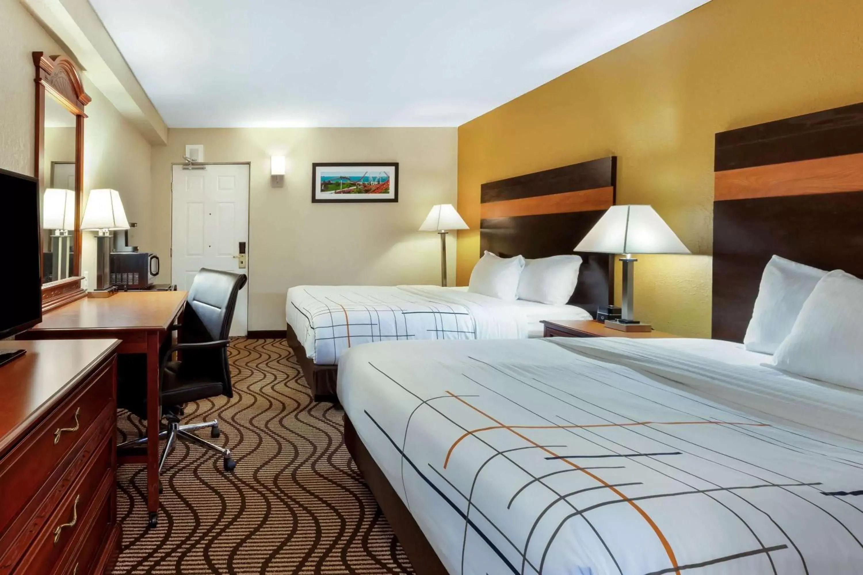 Photo of the whole room, Bed in La Quinta Inn by Wyndham Sandusky near Cedar Point