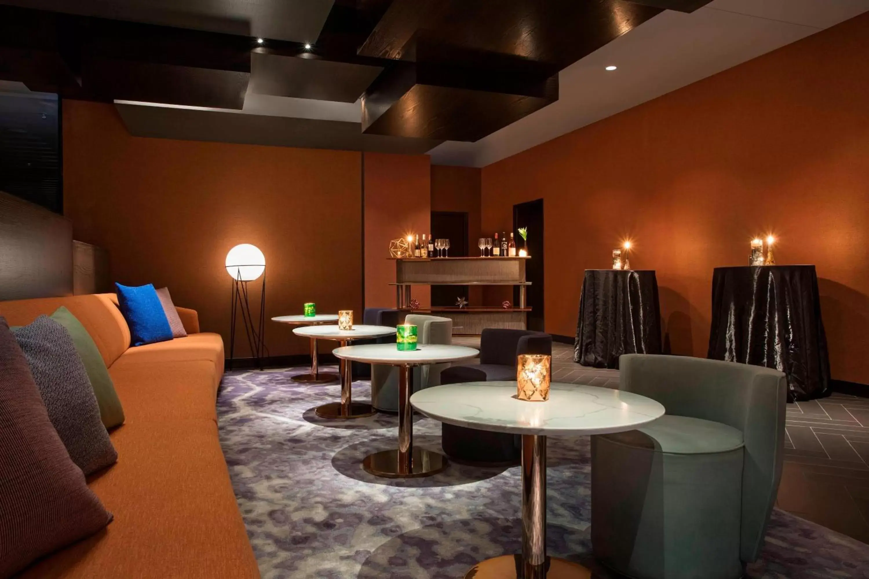 Lounge or bar, Seating Area in Hotel EMC2, Autograph Collection