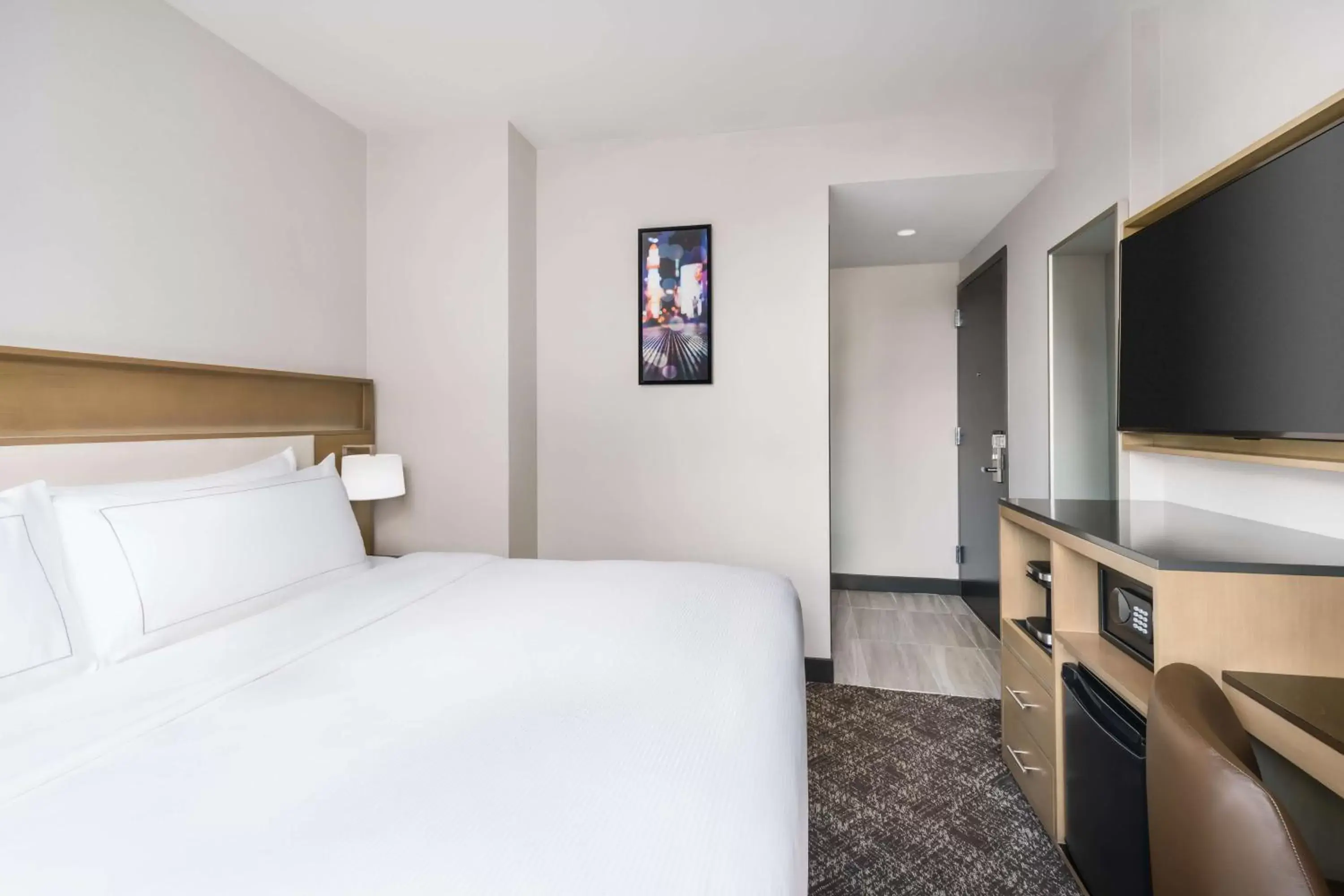 TV and multimedia, Bed in DoubleTree by Hilton New York Times Square South