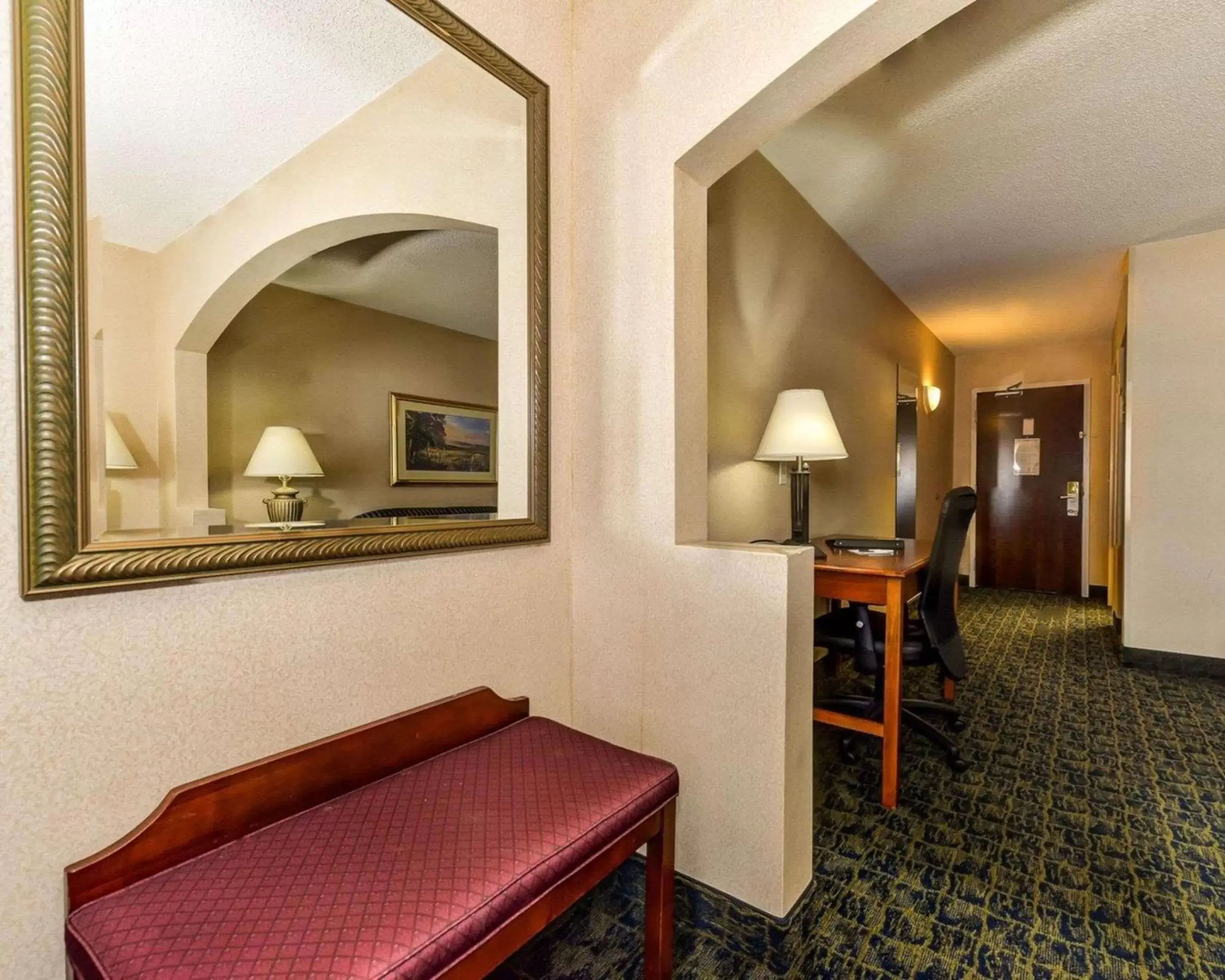 Photo of the whole room, Seating Area in Quality Inn Spring Mills - Martinsburg North