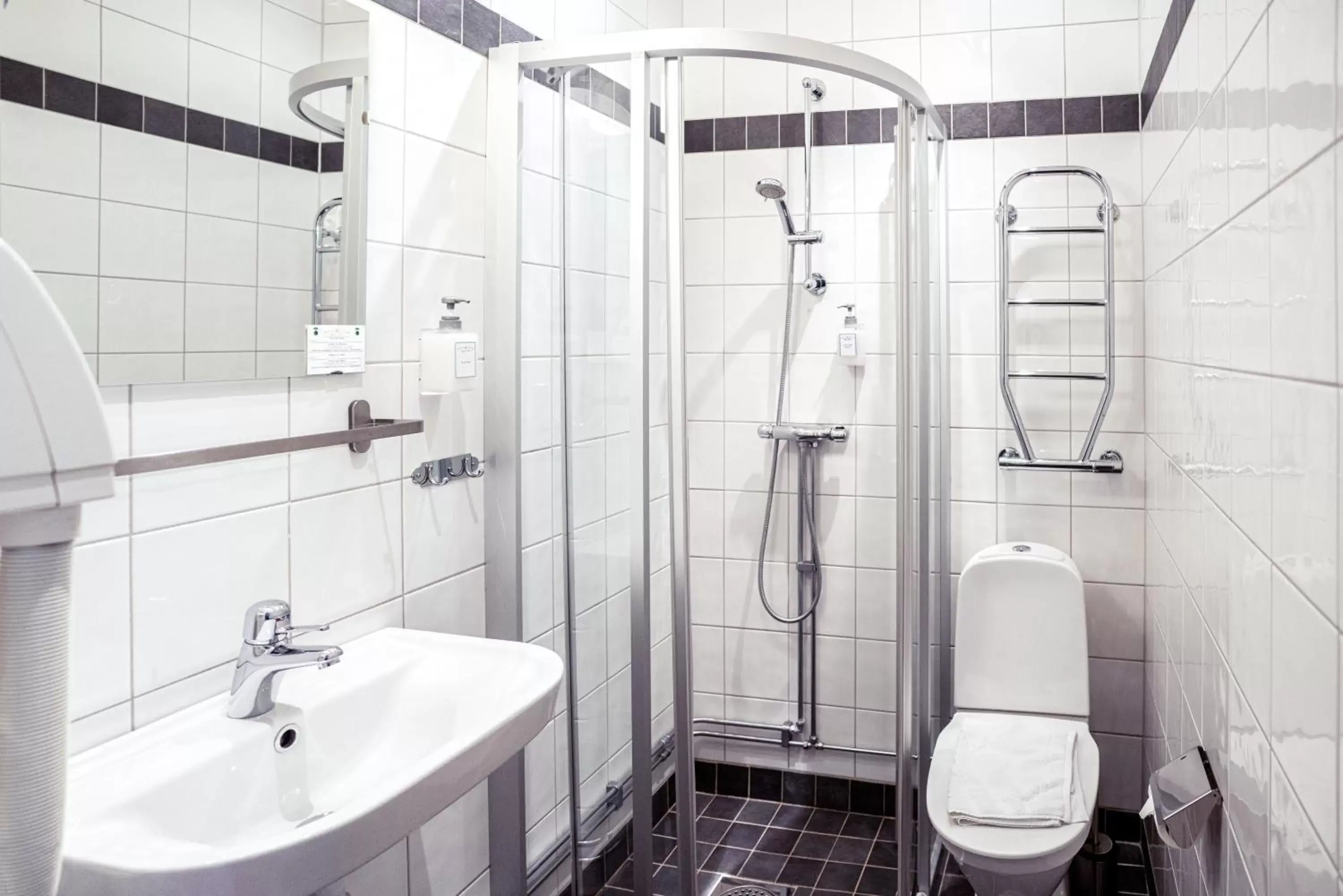 Shower, Bathroom in Queen's Hotel by First Hotels