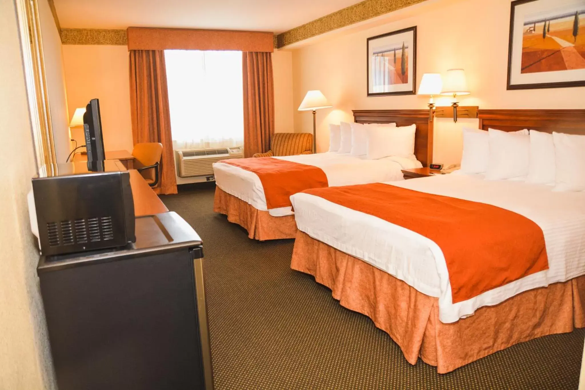 Bed in Country Inn & Suites by Radisson, London South, ON