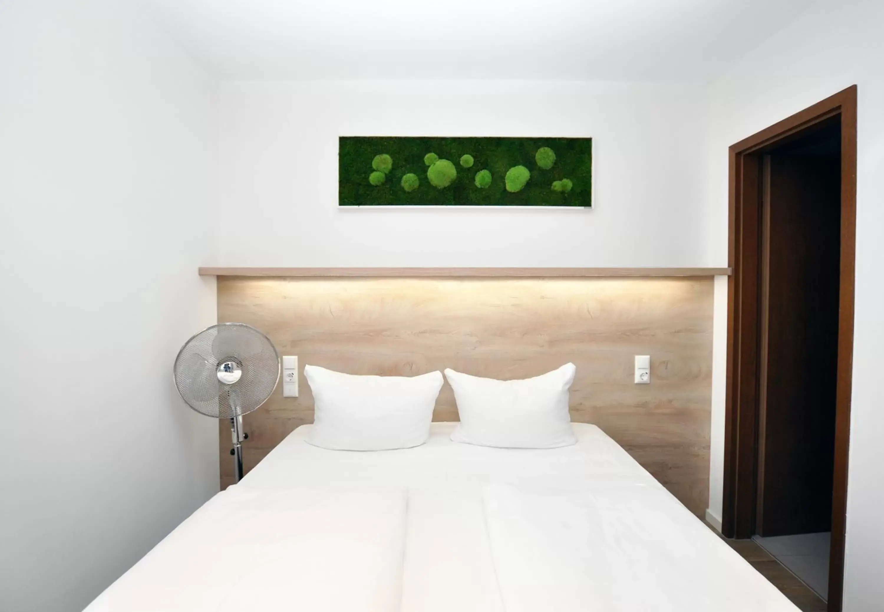 Bed in Hotel Perlach Allee by Blattl
