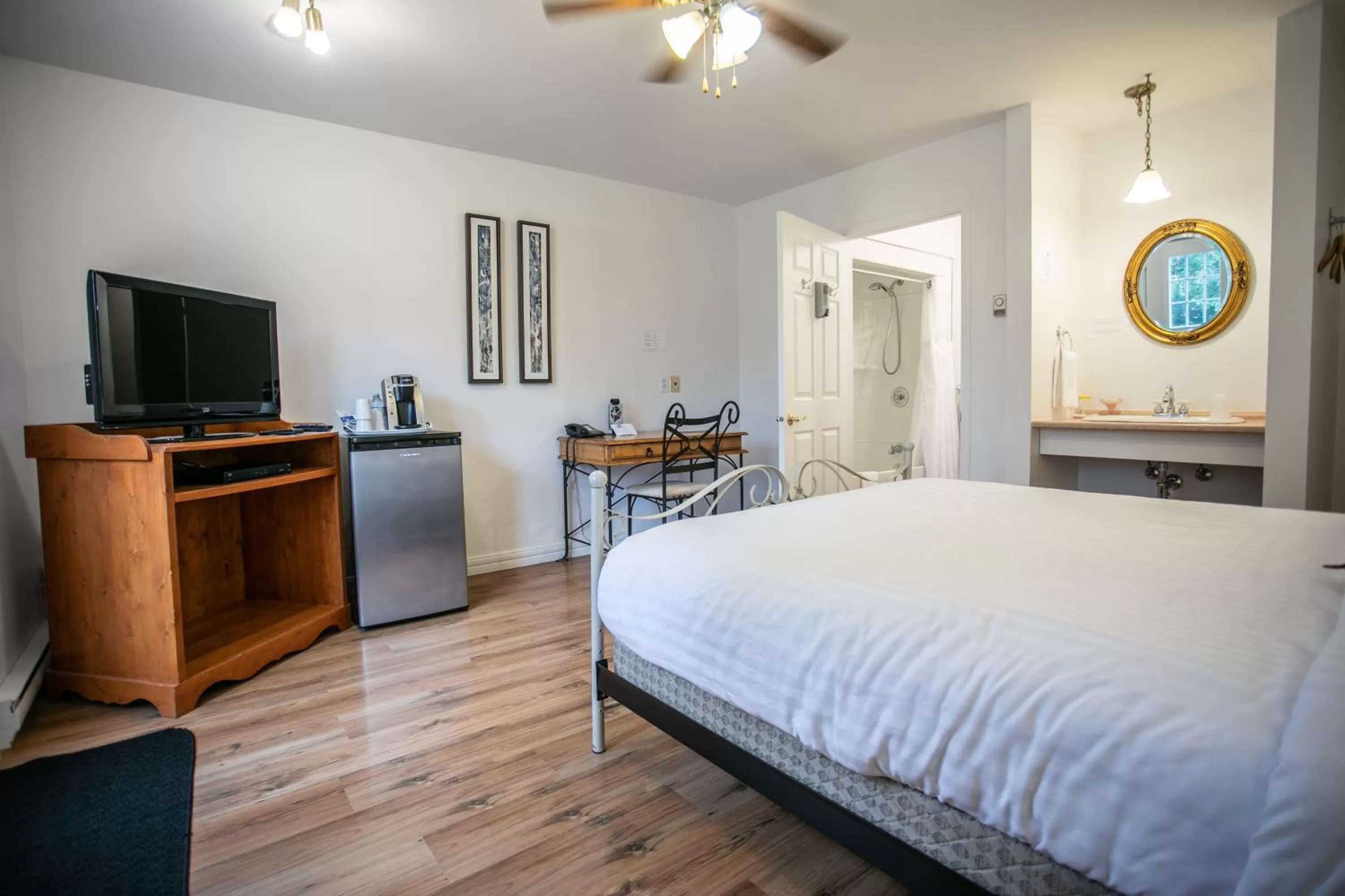 Bedroom, Bed in Auberge Seigneurie des Monts