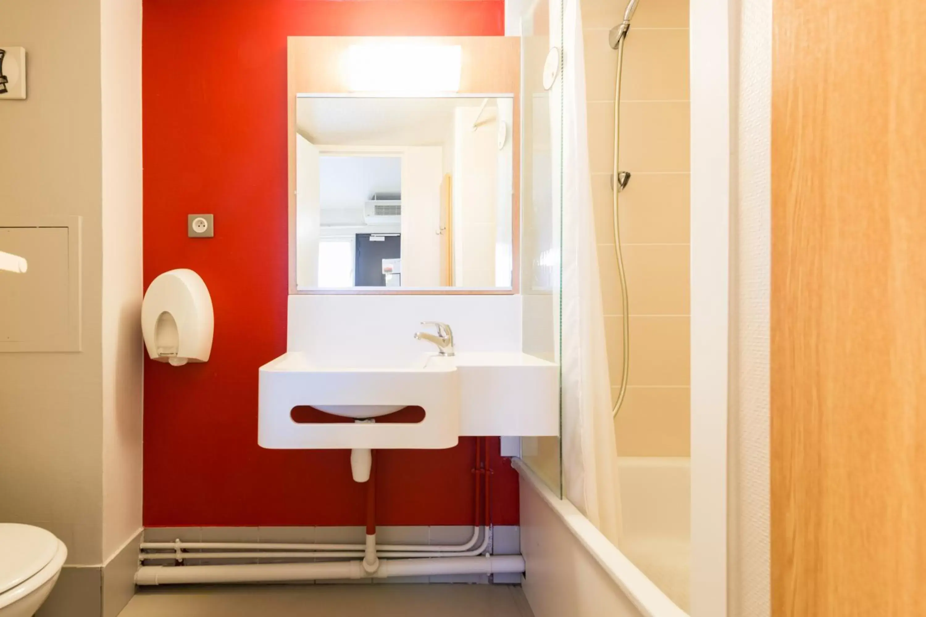 Bathroom in B&B HOTEL Saint-Etienne La Terrasse