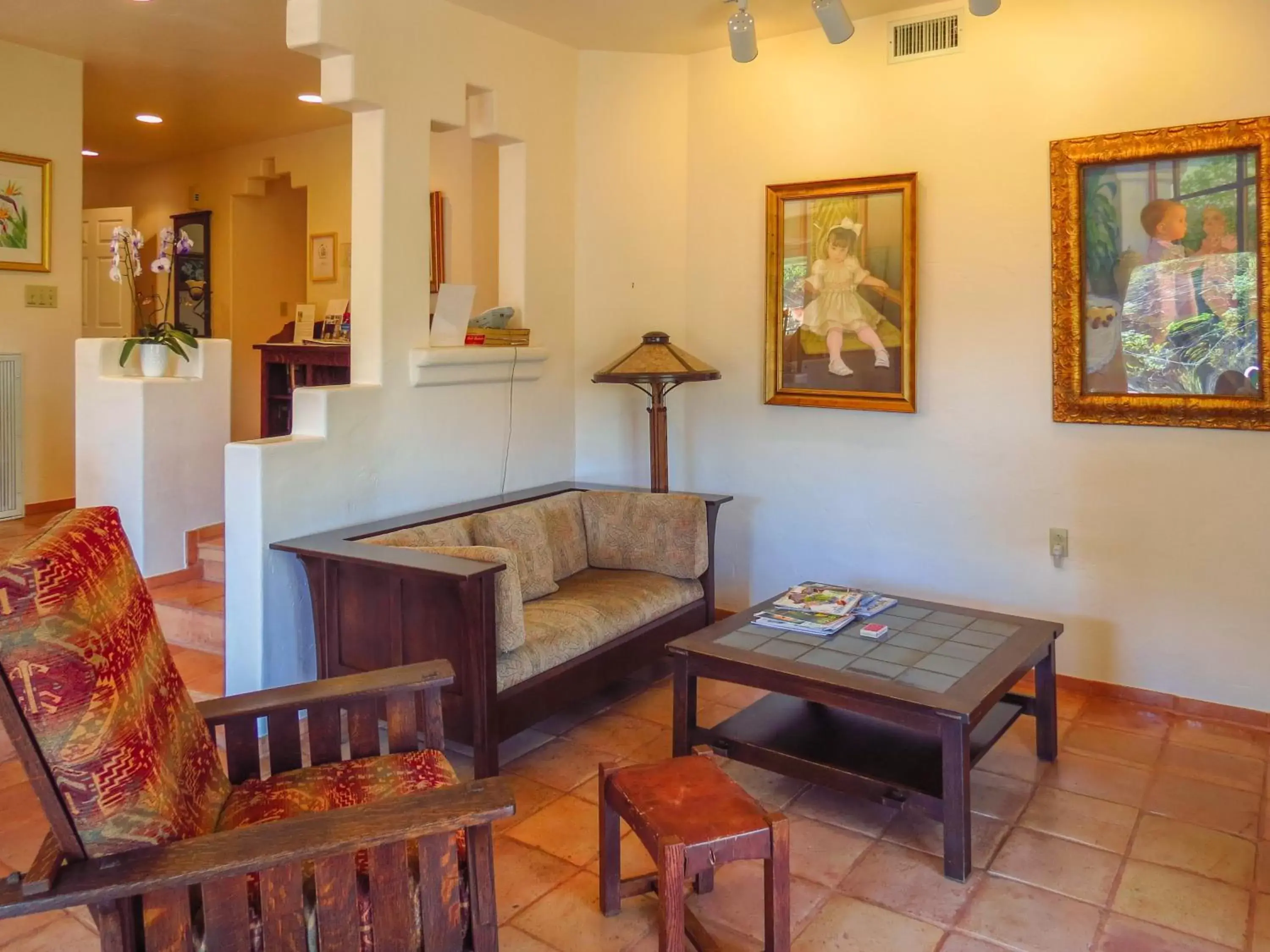 Communal lounge/ TV room, Seating Area in Topanga Canyon Inn Bed and Breakfast