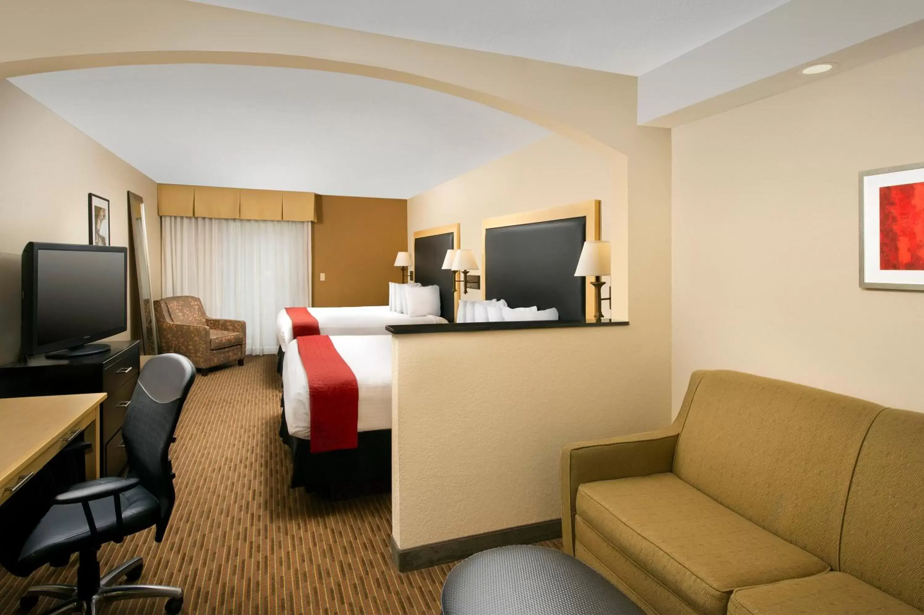 Photo of the whole room, TV/Entertainment Center in Best Western Alamo Suites Downtown