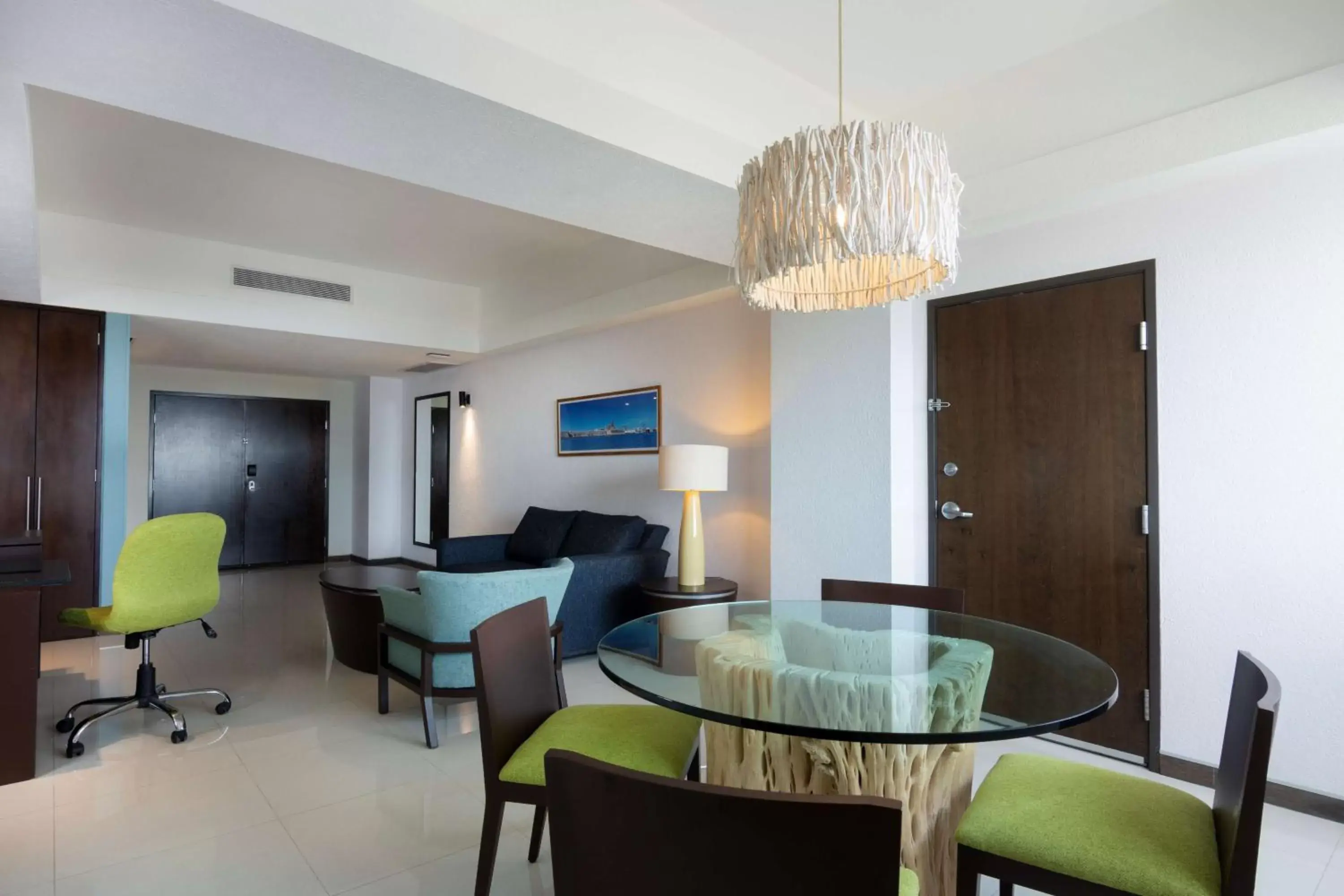 Living room, Dining Area in Hampton by Hilton Veracruz Boca Del Rio