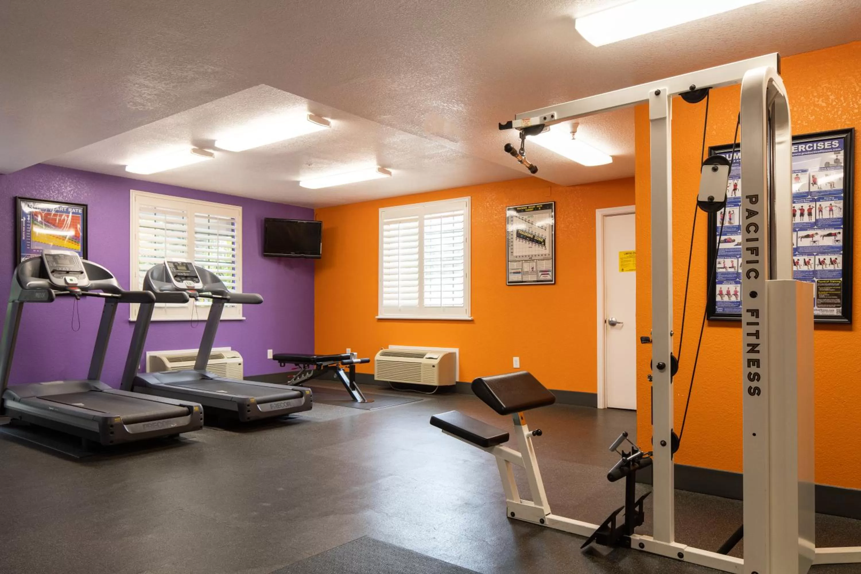 Fitness centre/facilities in Atherton Park Inn and Suites