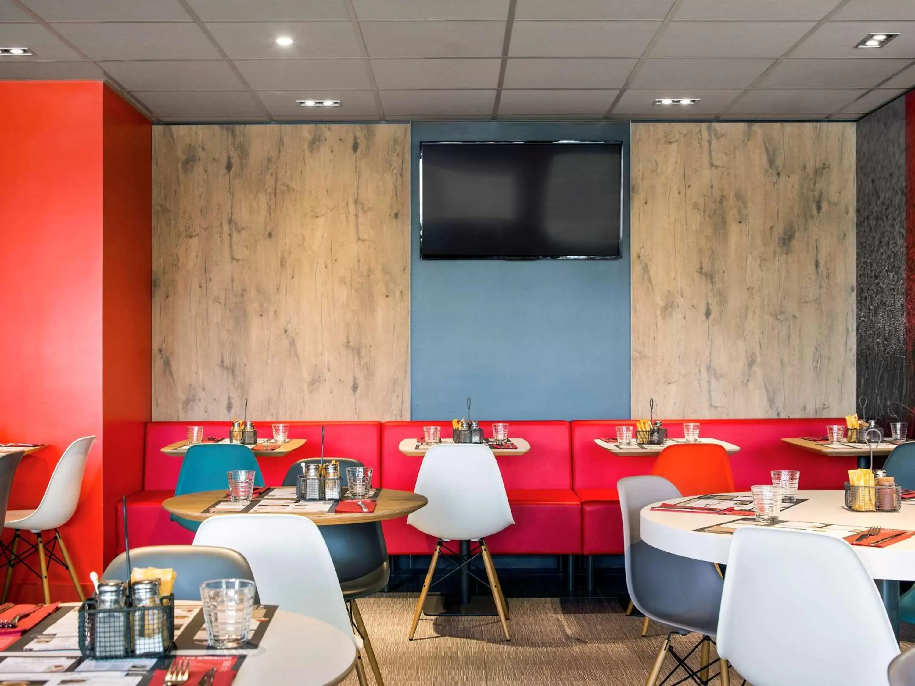 Restaurant/Places to Eat in ibis Saint-Denis Stade Ouest