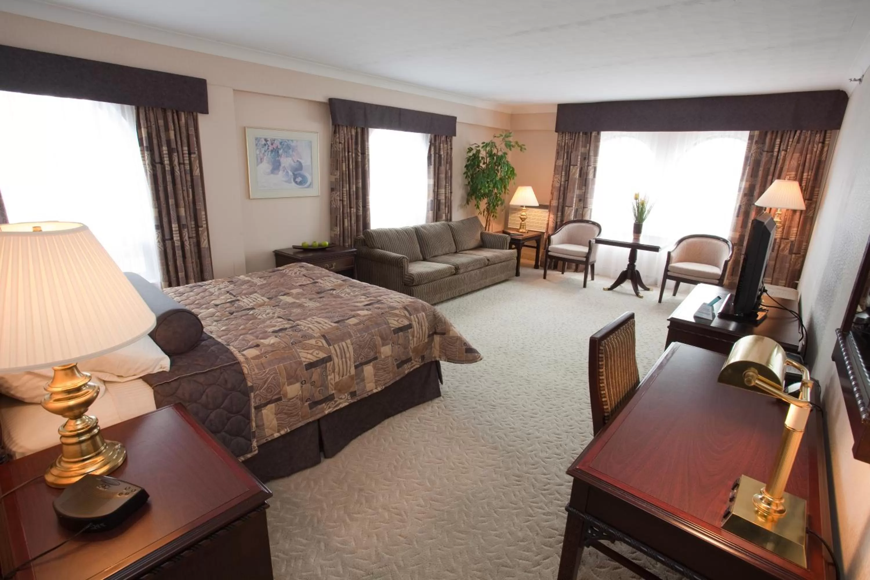 Photo of the whole room, Bed in The Fredericton Inn