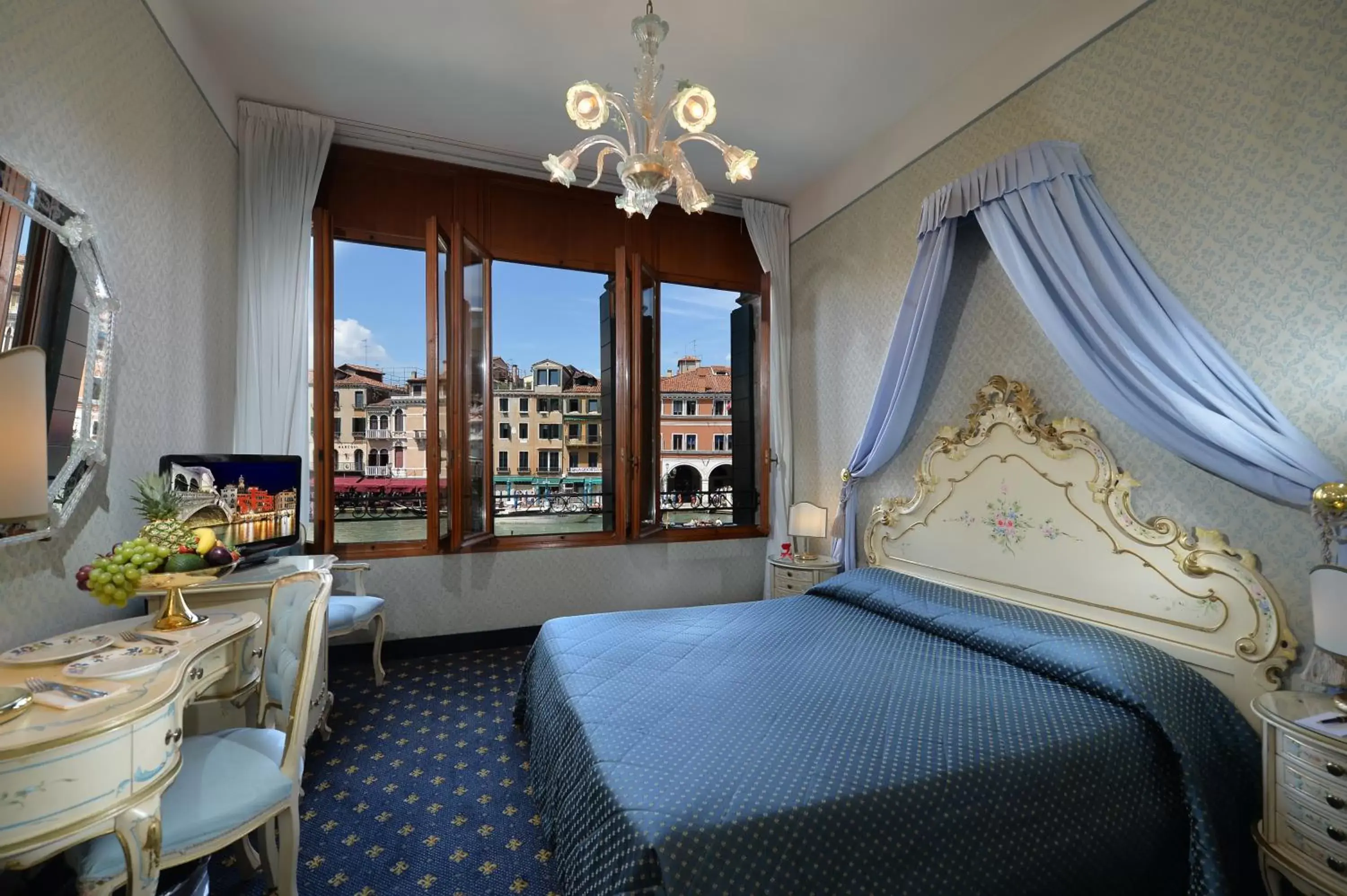 View (from property/room), Bed in Hotel Rialto View (from property/room), Bed in Hotel Rialto