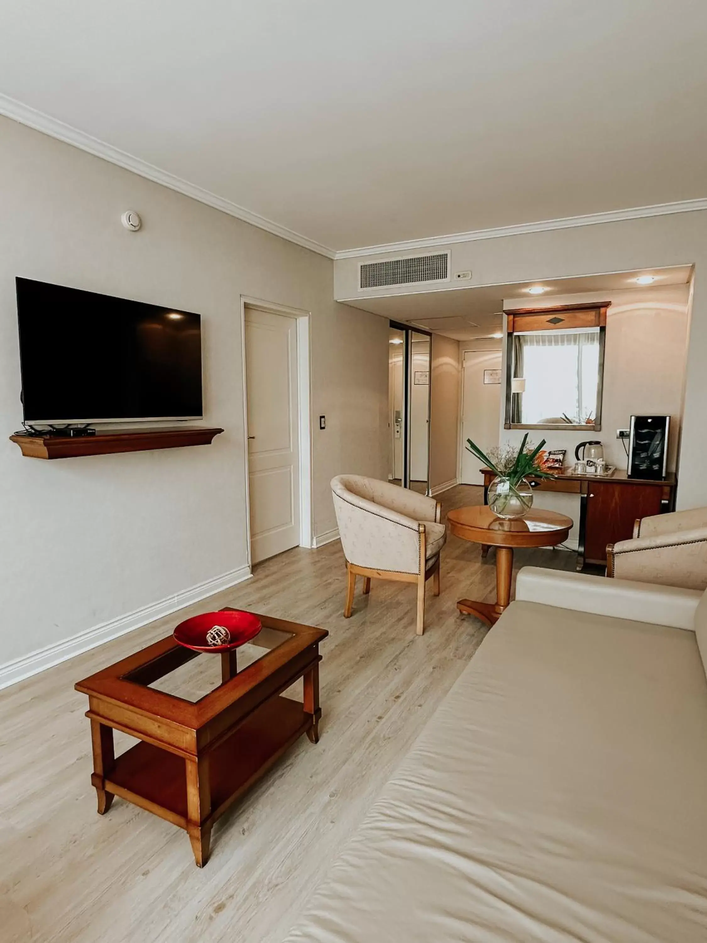 Communal lounge/ TV room, TV/Entertainment Center in Blank Hotel Recoleta