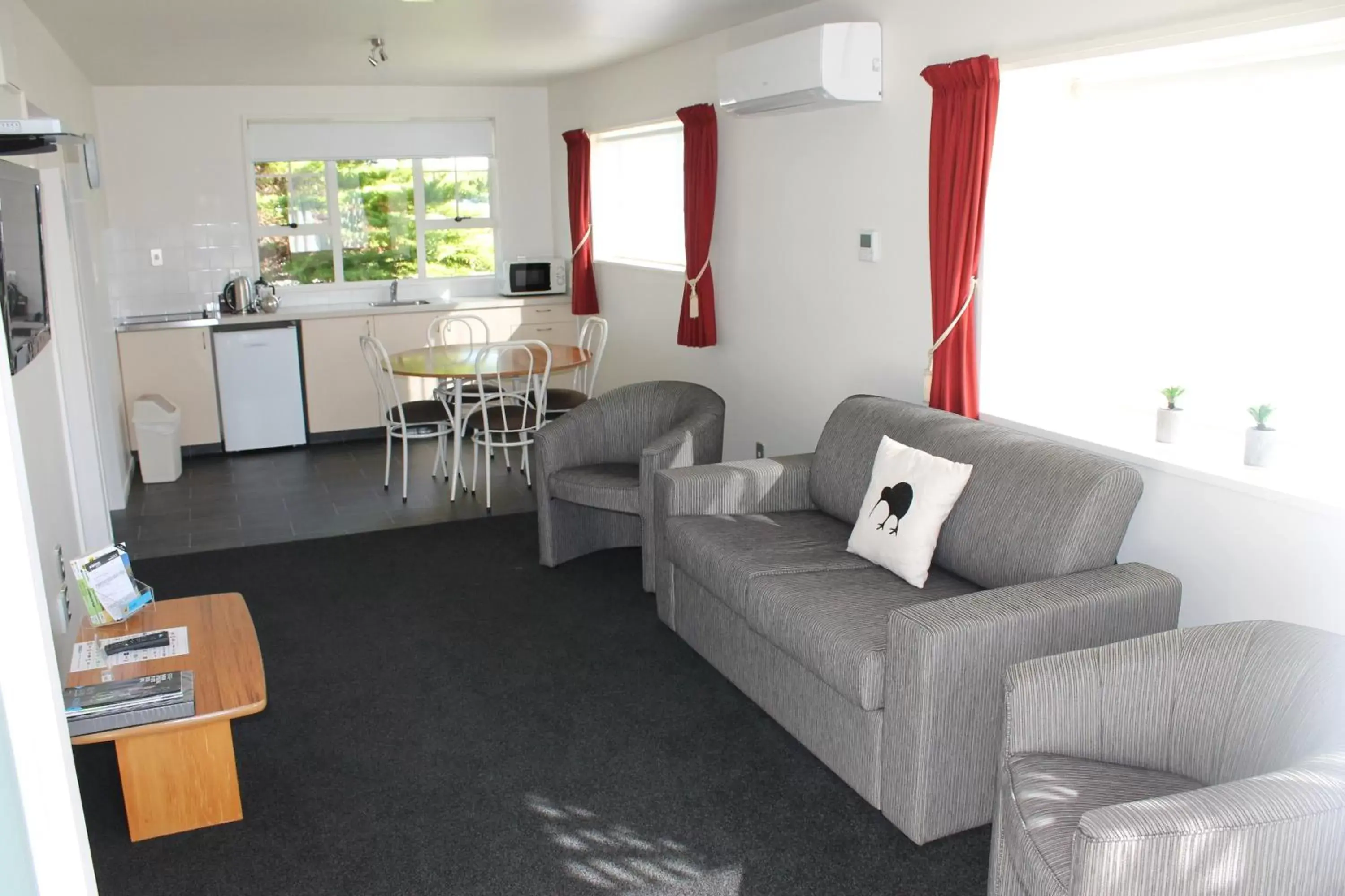 Living room, Seating Area in Alpine Rose Motel