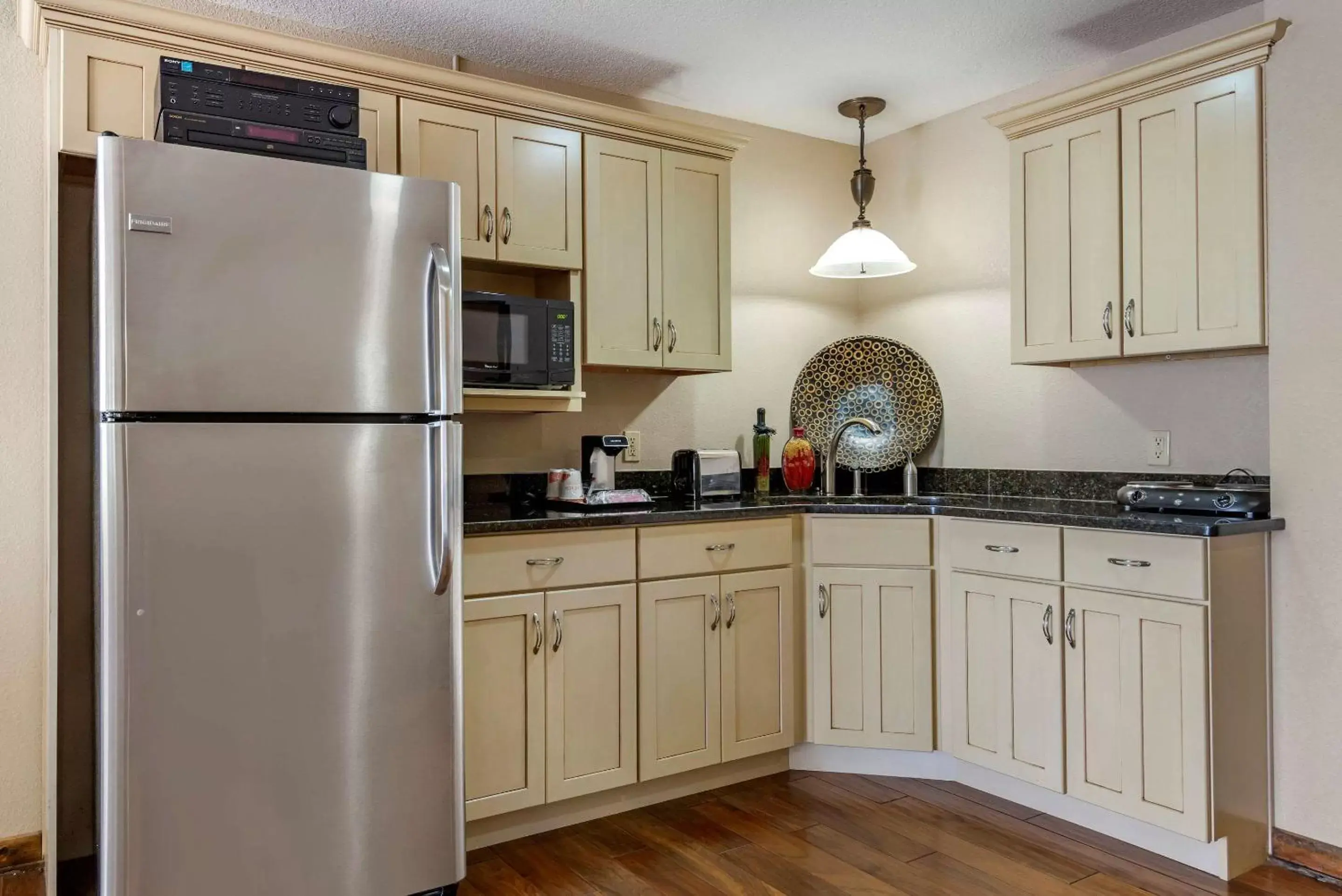 Photo of the whole room, Kitchen/Kitchenette in Comfort Inn & Suites Blue Ridge