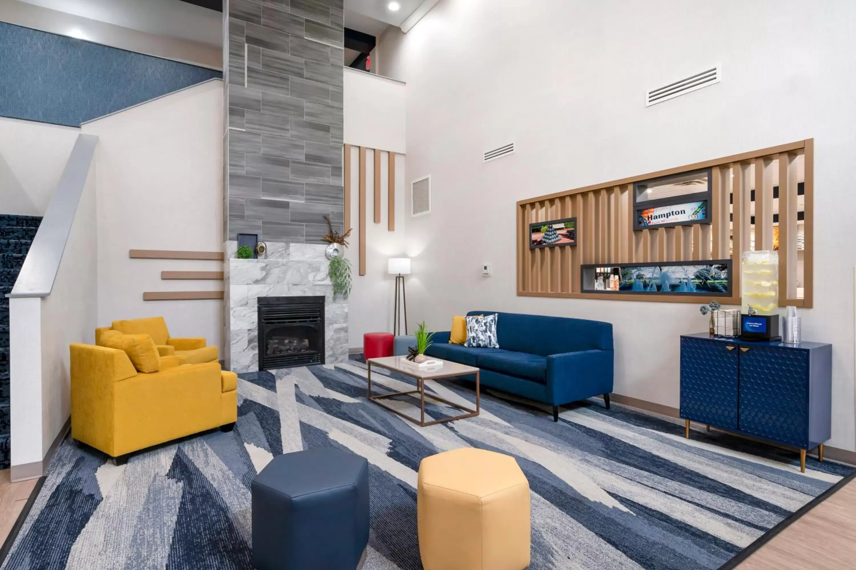 Lobby or reception, Seating Area in Comfort Inn & Suites Hampton near Coliseum