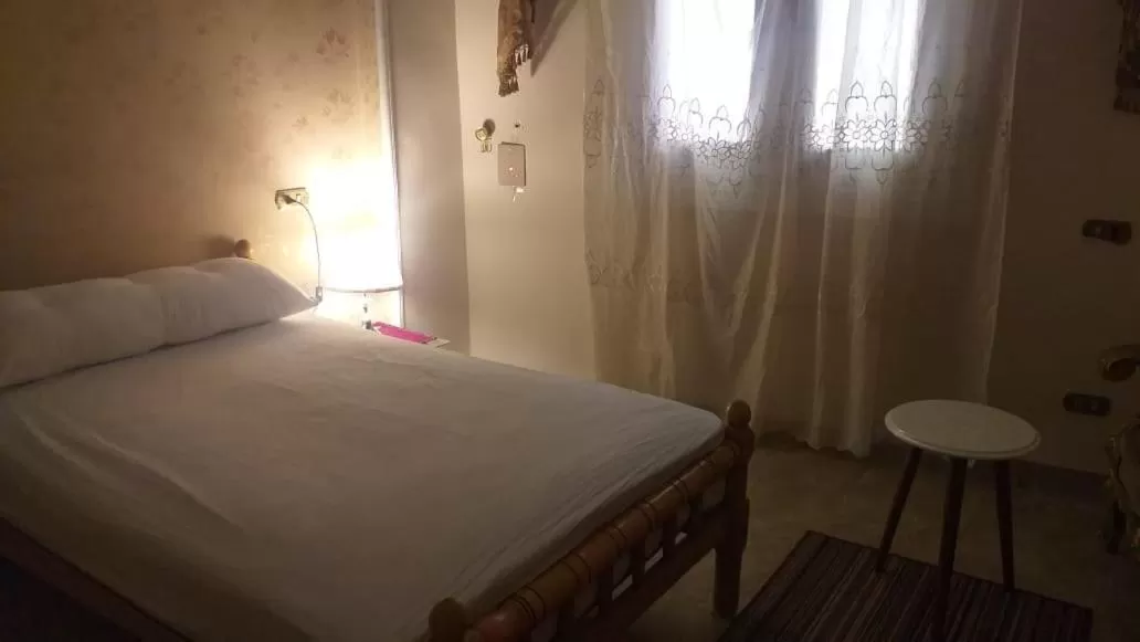 Bed in pyramid Giza city inn