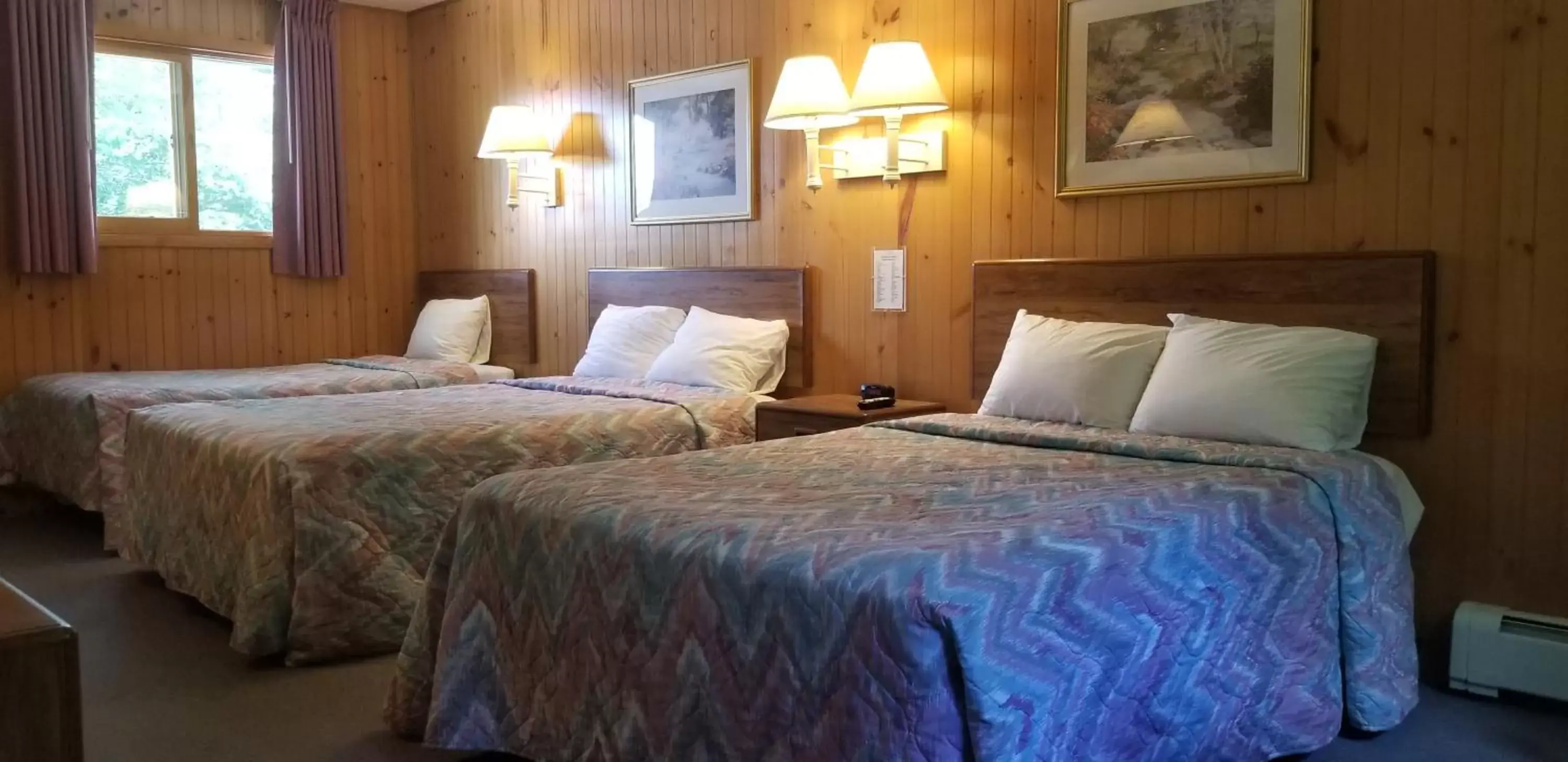 Bedroom, Bed in Red Ranch Inn