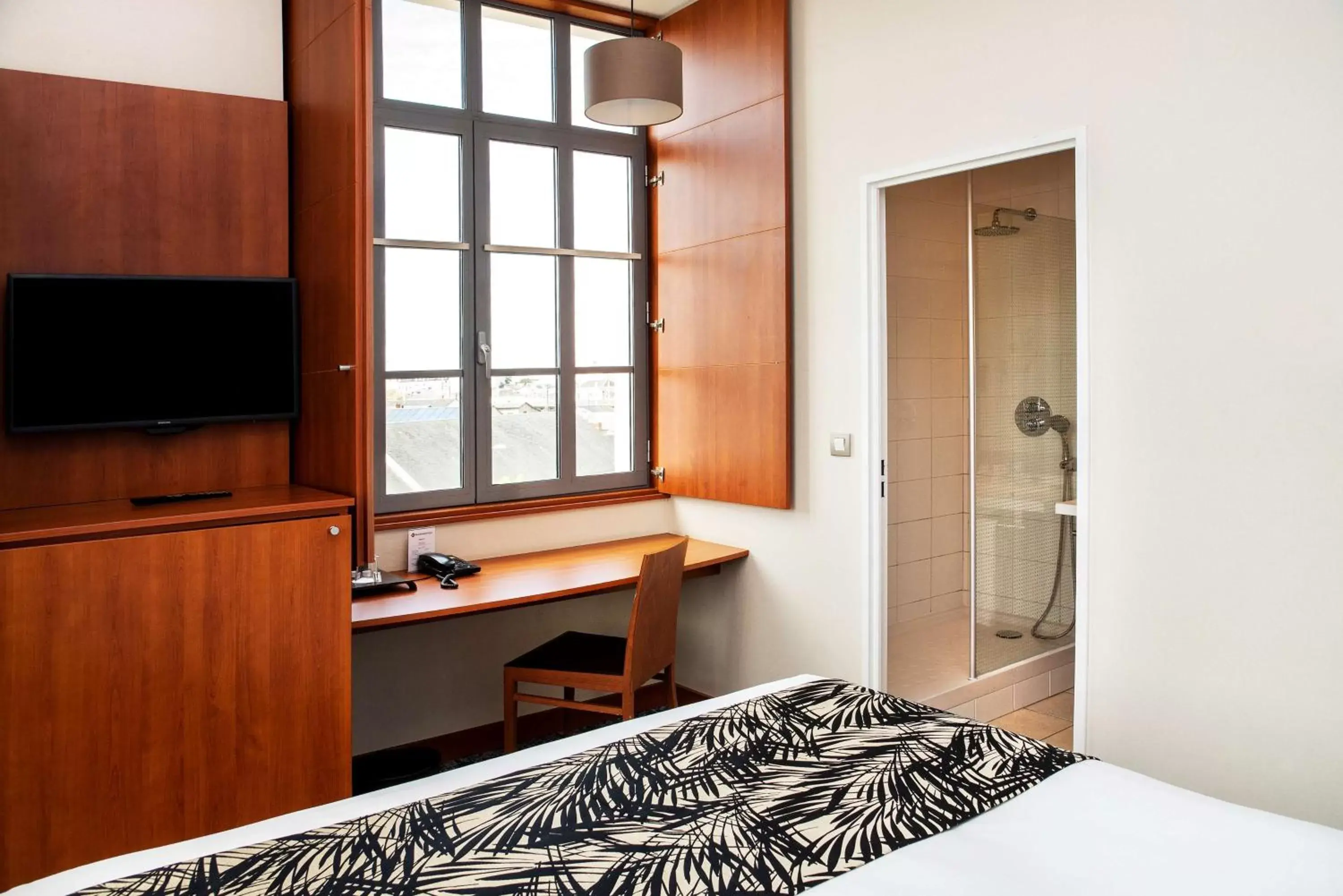 Shower, Bed in Best Western Plus Hôtel Colbert Shower, Bed in Best Western Plus Hôtel Colbert