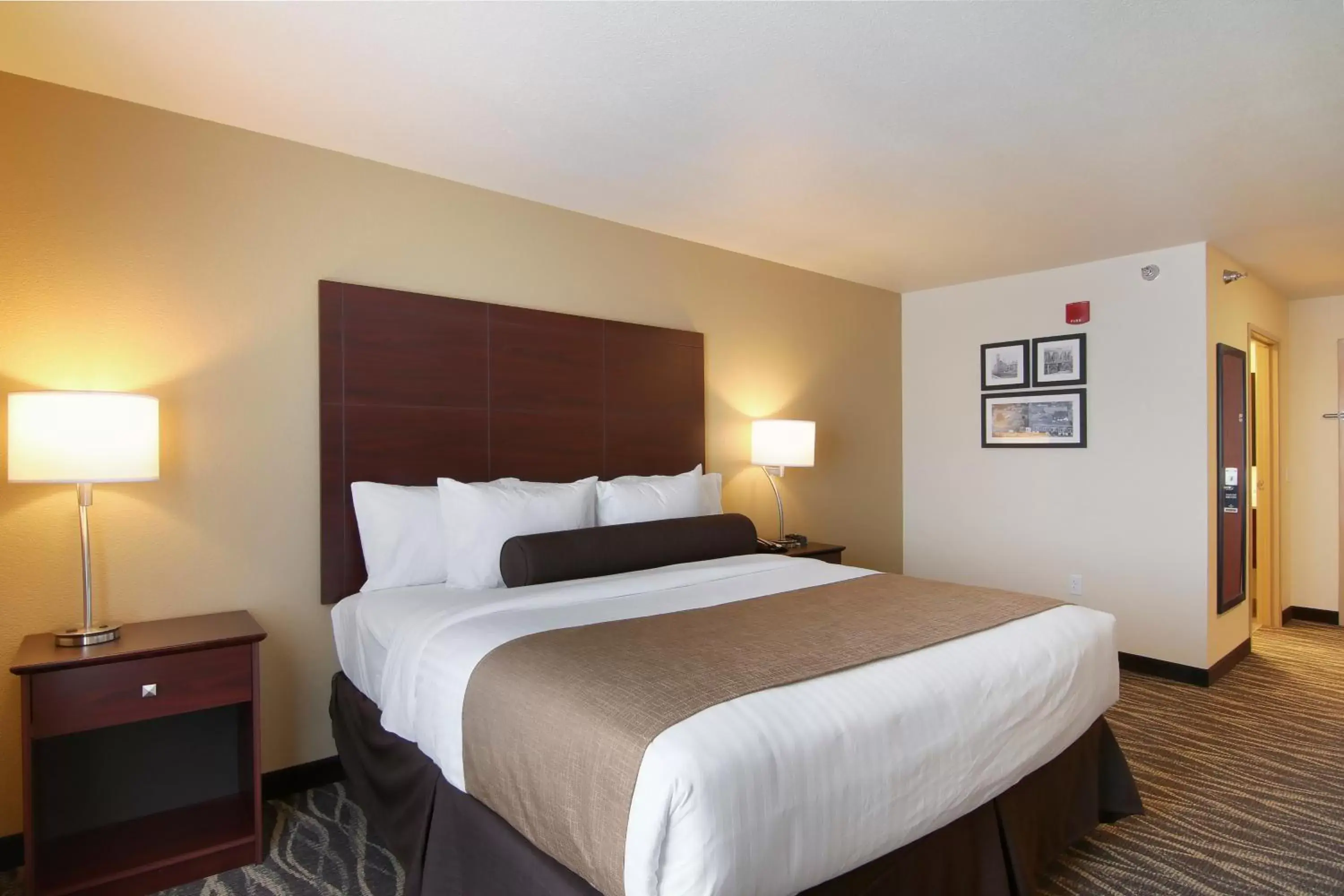 Bed in Cobblestone Inn & Suites - Menomonie/UW-Stout