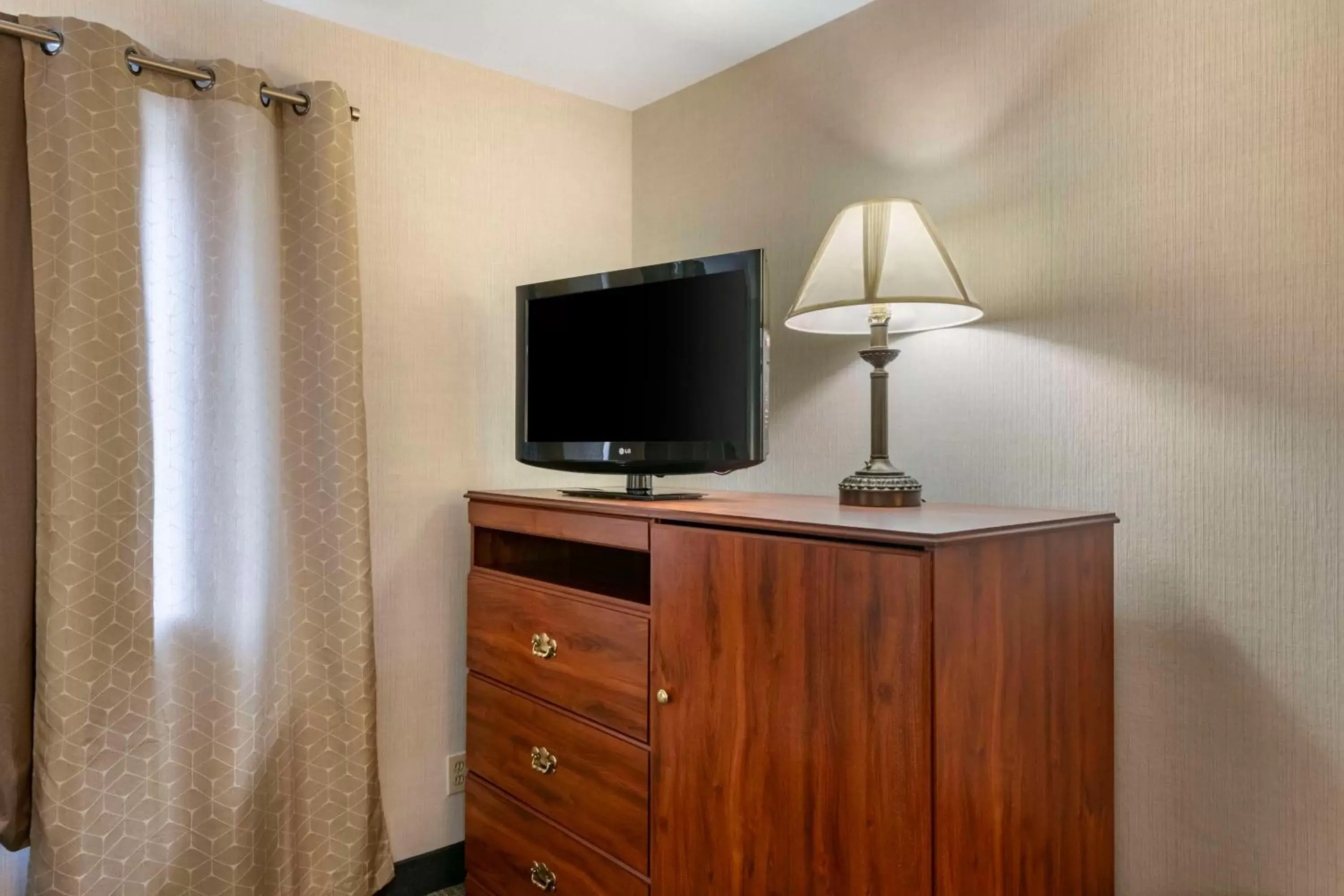 Bedroom, TV/Entertainment Center in SureStay Plus Hotel by Best Western Buffalo