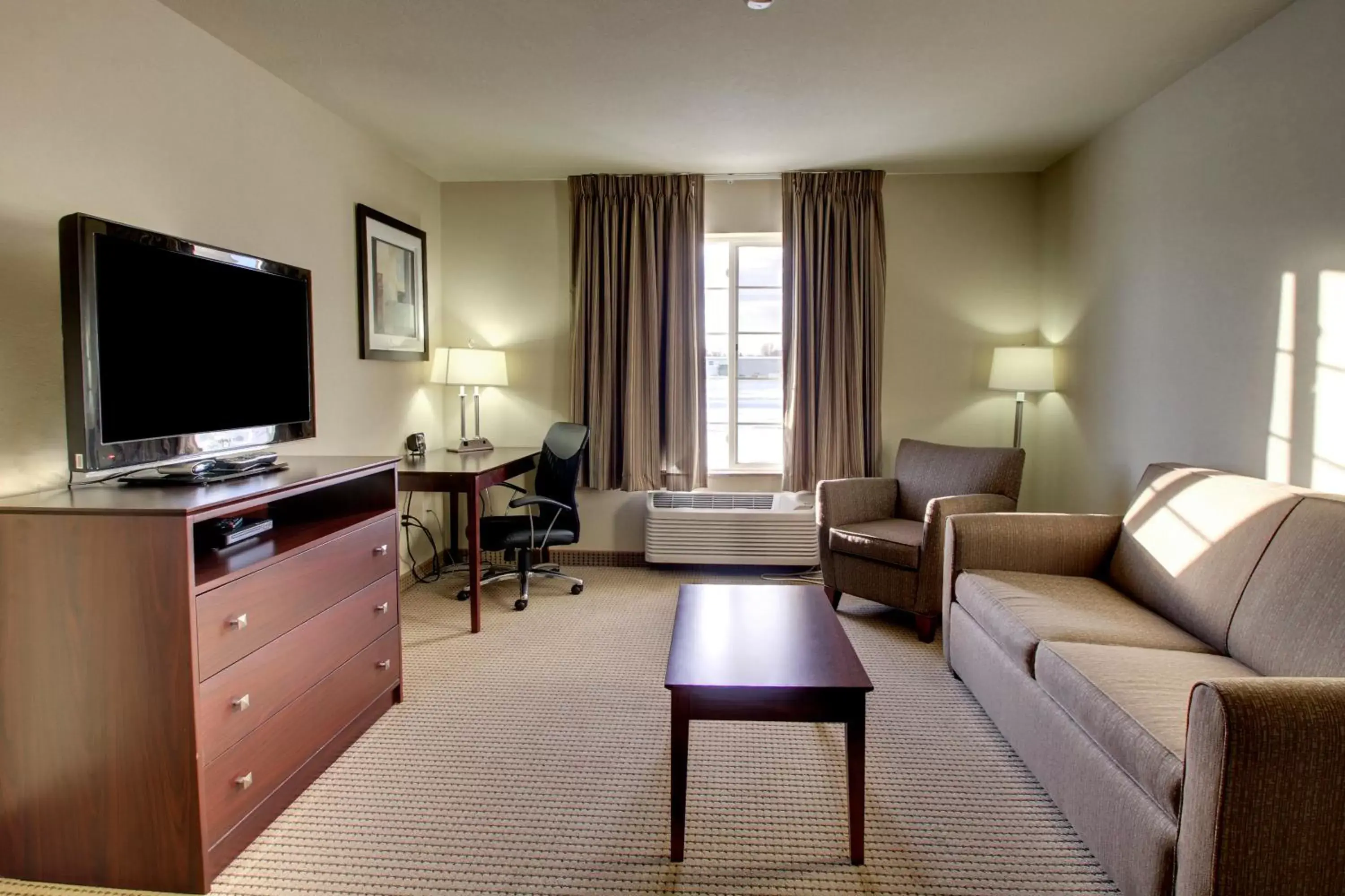 Bed, Seating Area in Cobblestone Hotel & Suites - Beulah