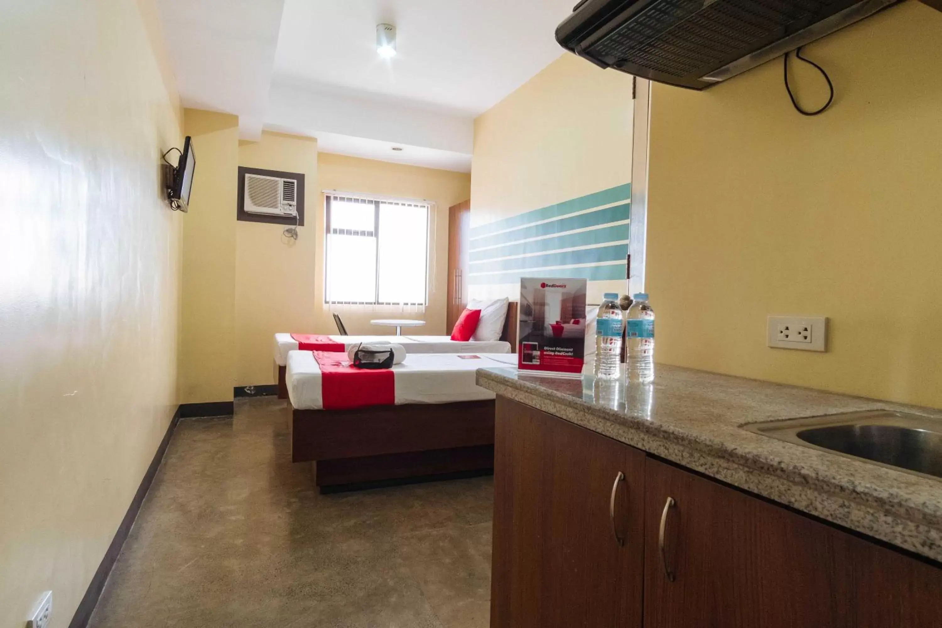 Bed, Kitchen/Kitchenette in RedDoorz @ MJ Cuenco Avenue Cebu