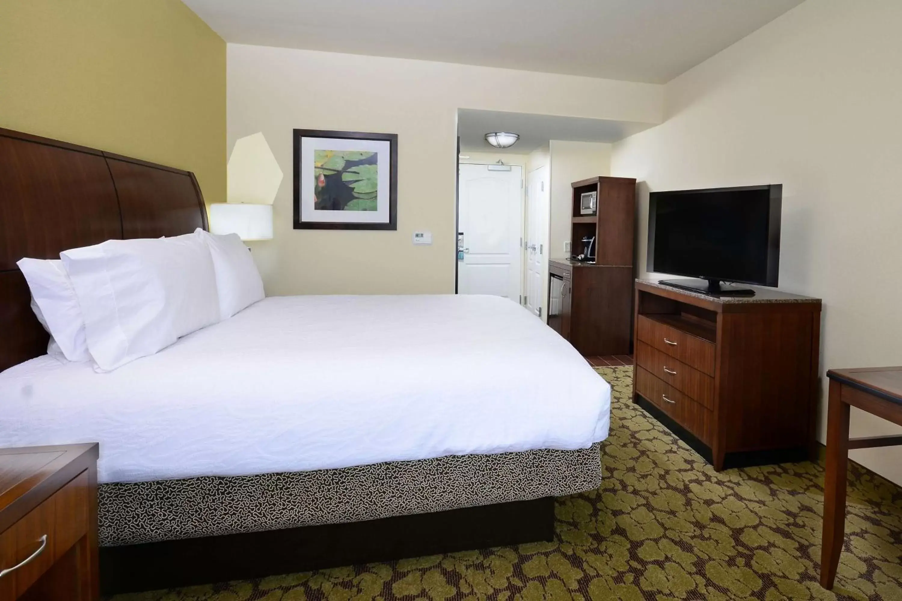 Photo of the whole room, Bed in Hilton Garden Inn Greensboro Airport