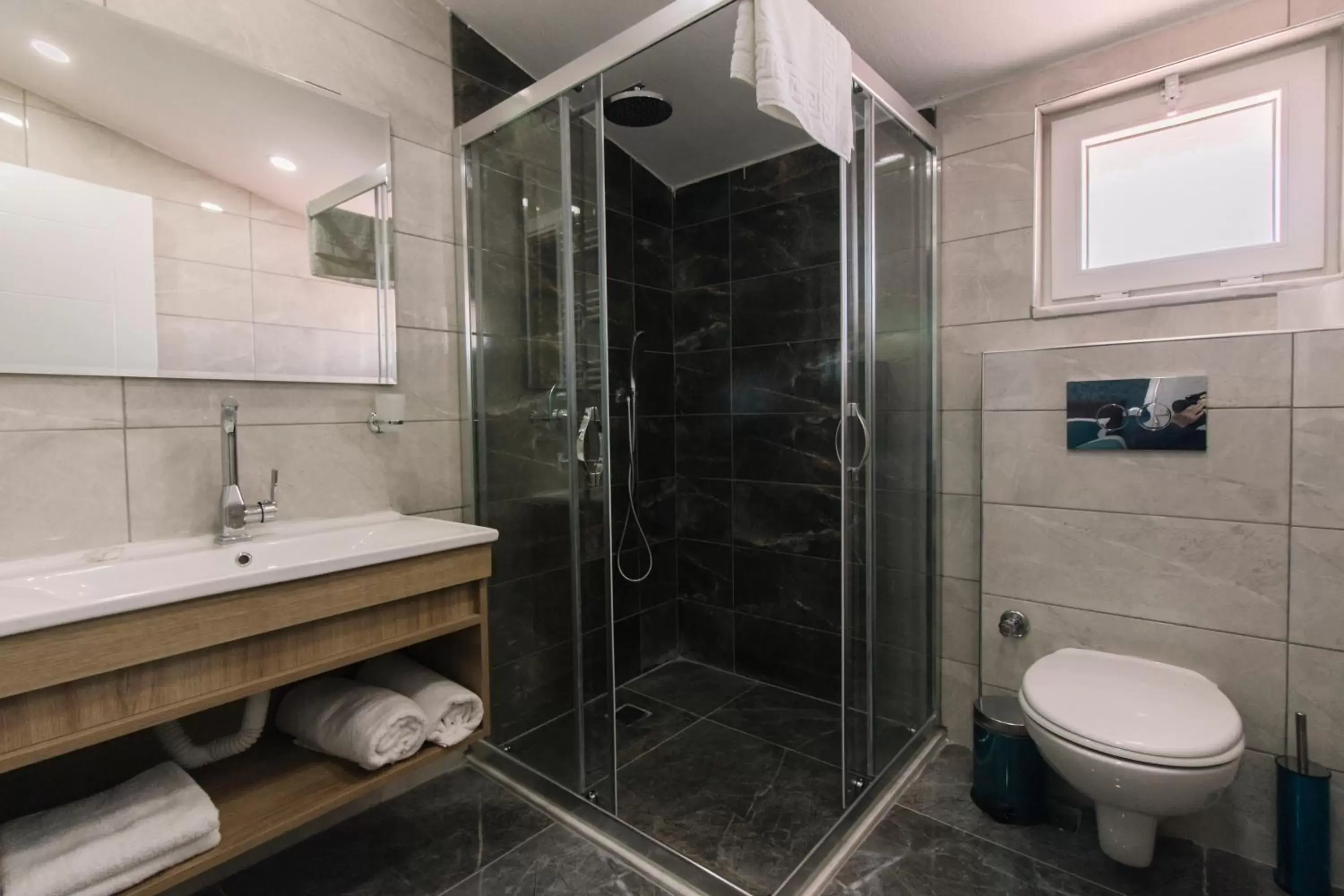 Shower, Bathroom in Melrose House Hotel
