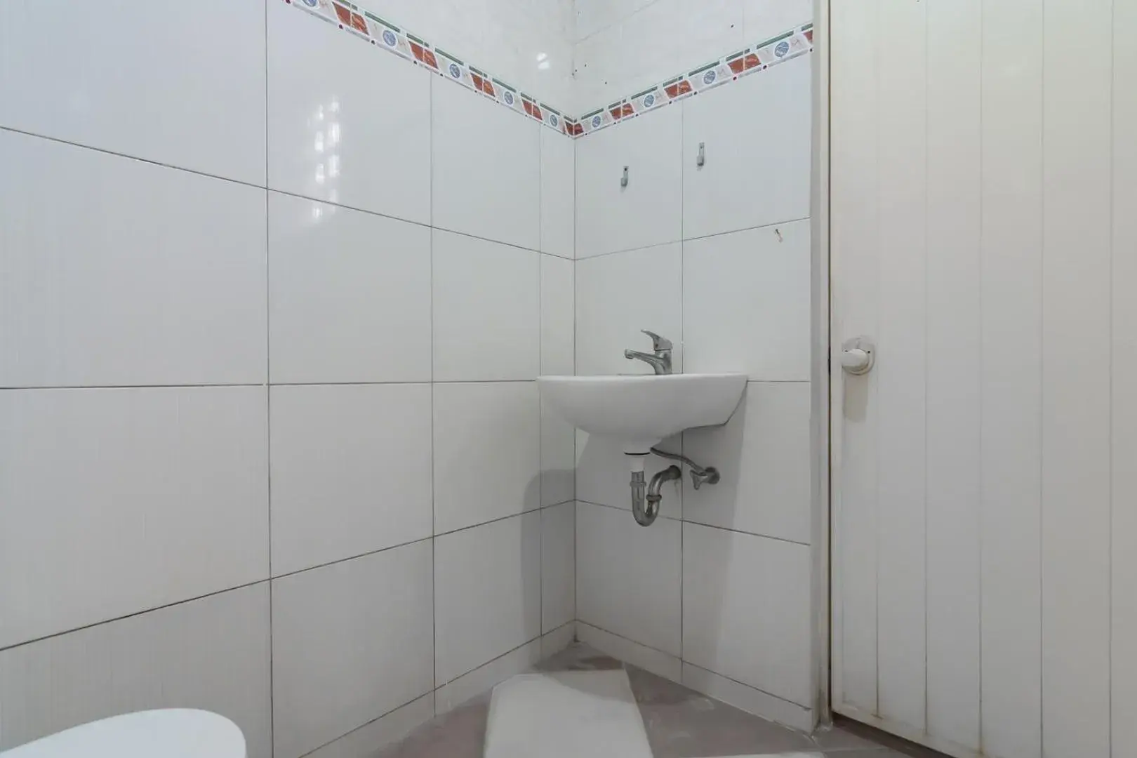Bathroom in Rossan Villa Hotel near Sersan Bajuri RedPartner